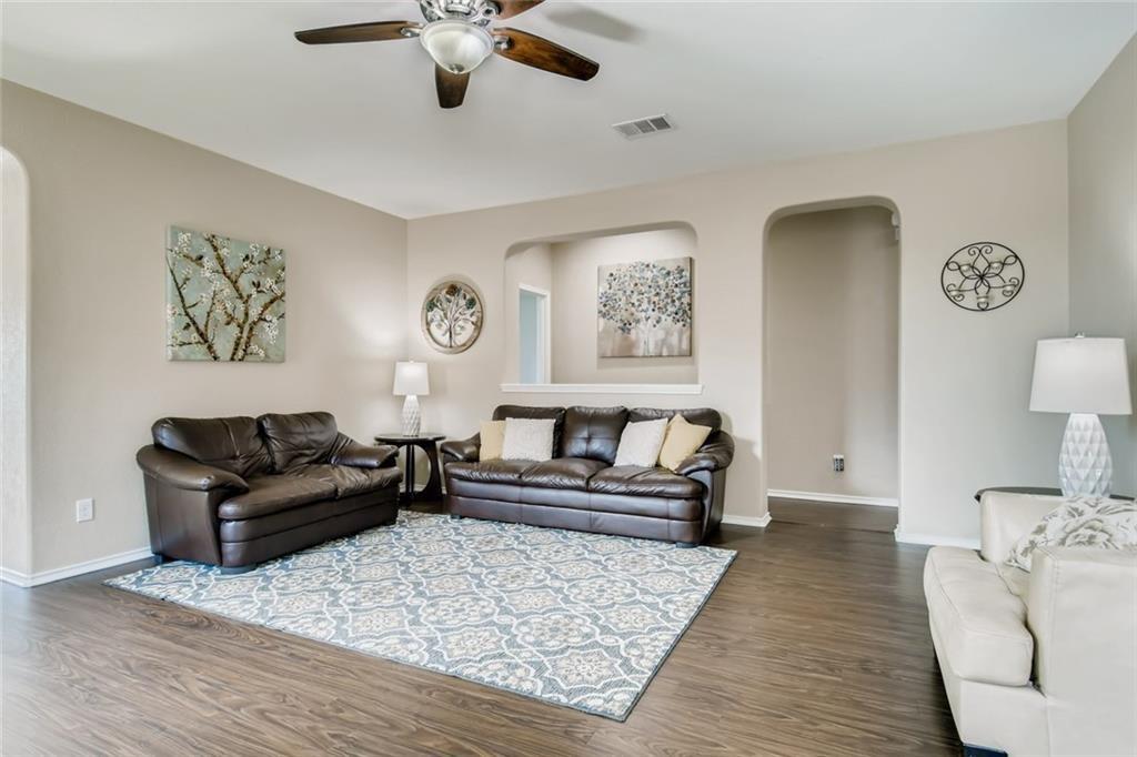 2240 Mccombs St Property Photo 6