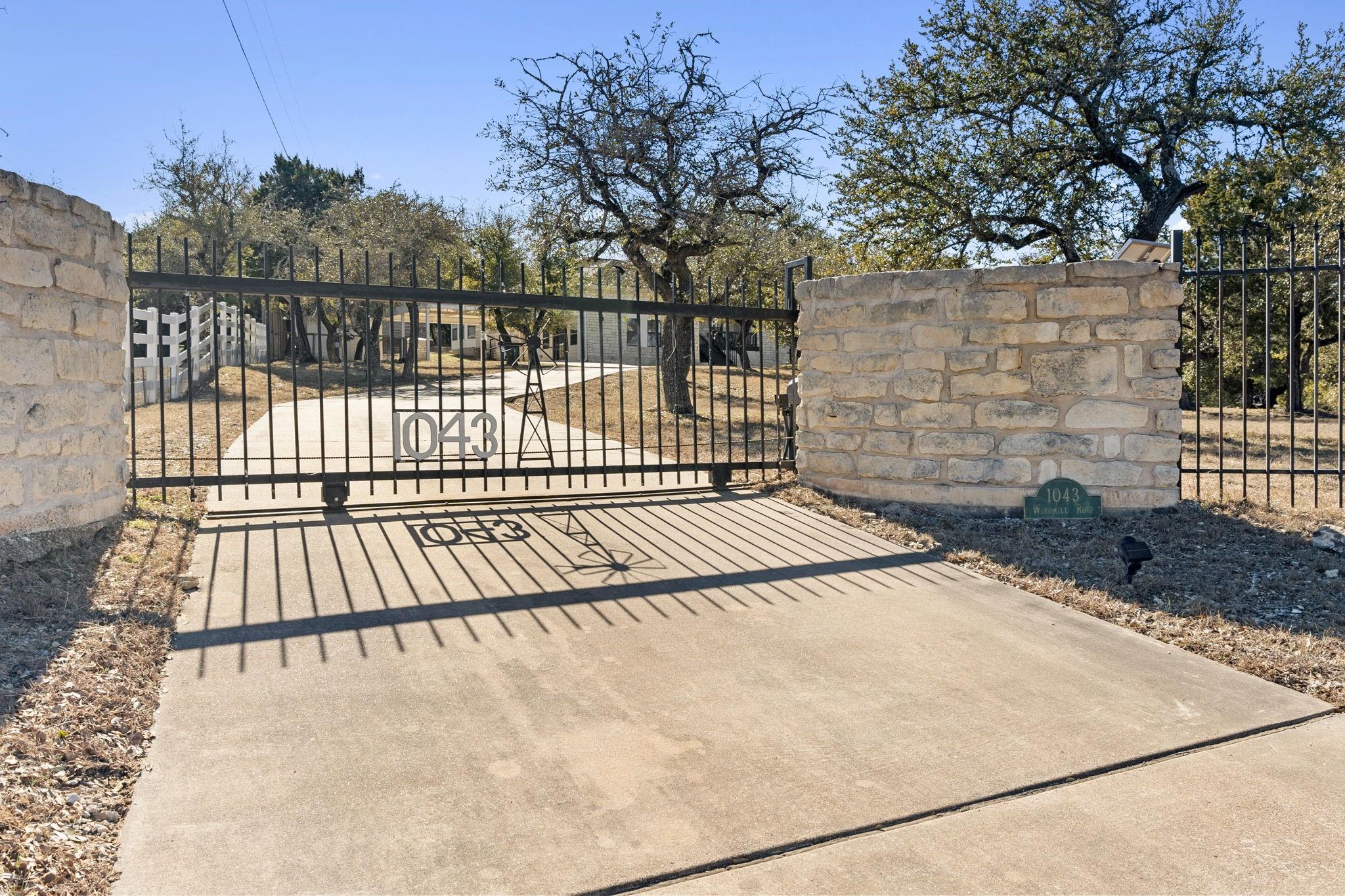 1043 Windmill Rd Property Photo 3