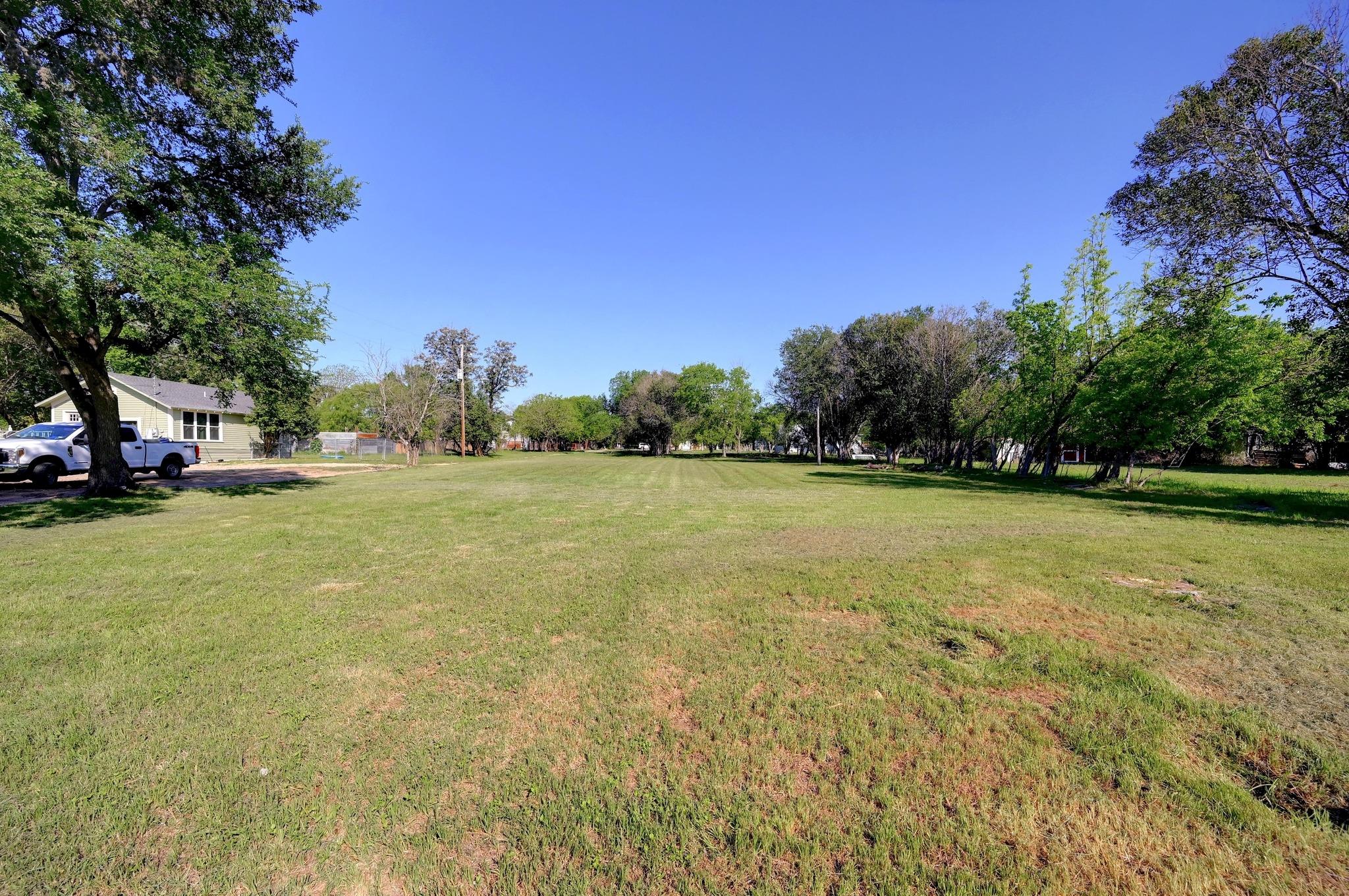 724 Valley St Property Photo 3