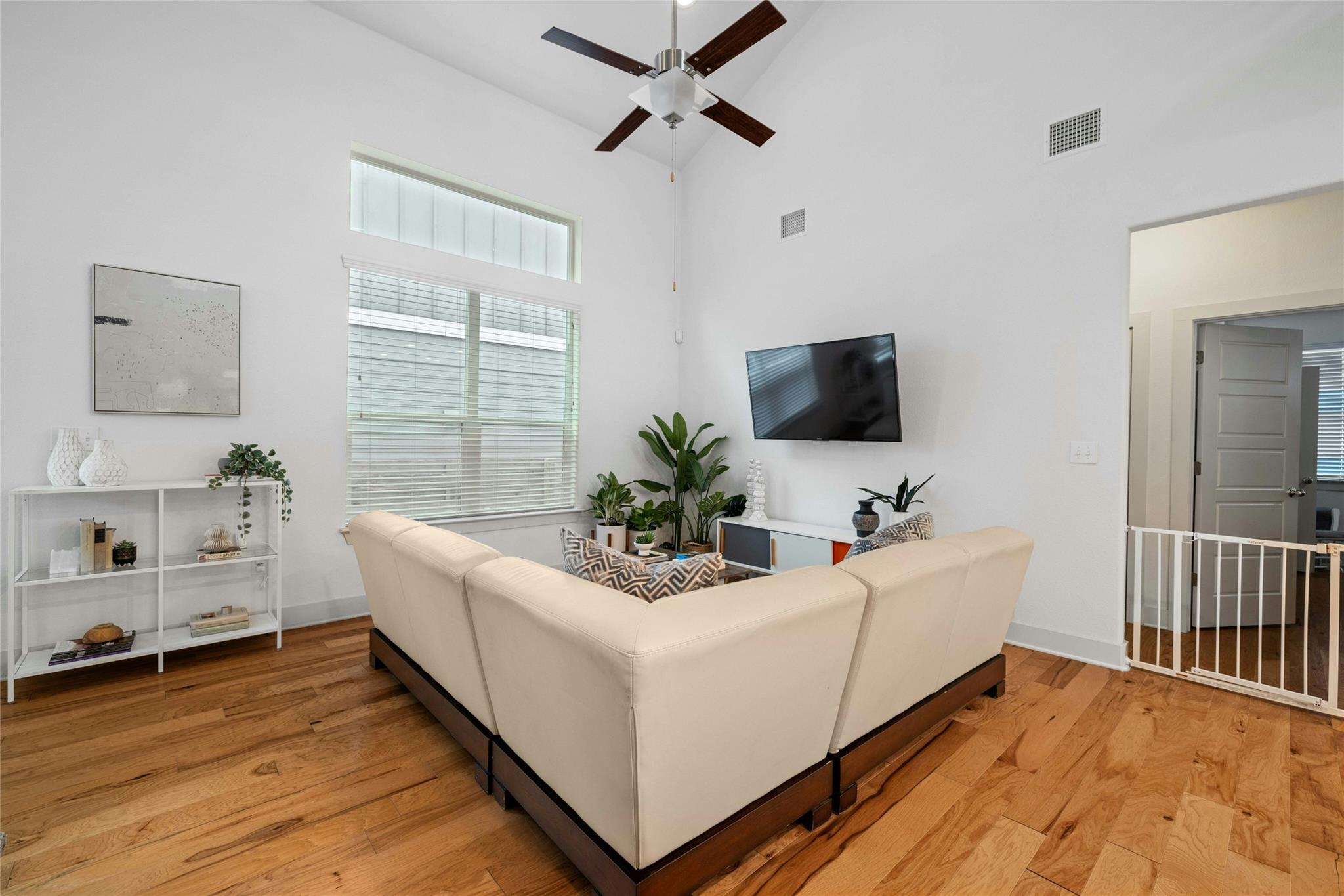 2313 Capulet St Property Photo 8