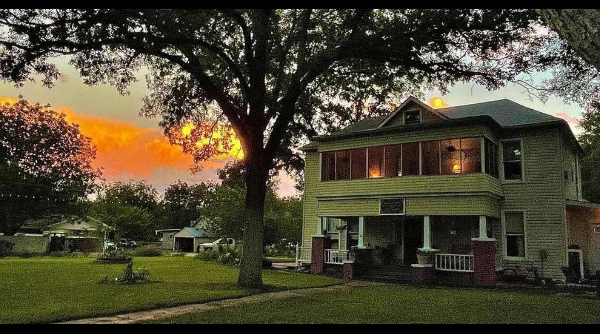 203 W Commerce St Property Photo