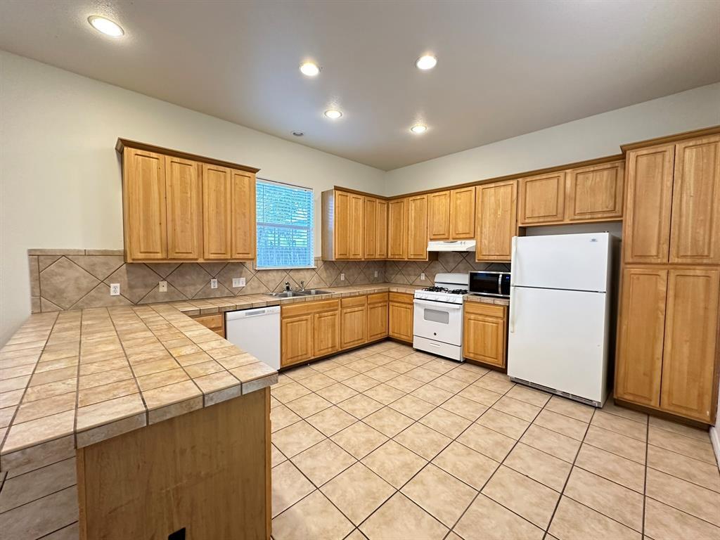 606 E 54th St #a Property Photo 5