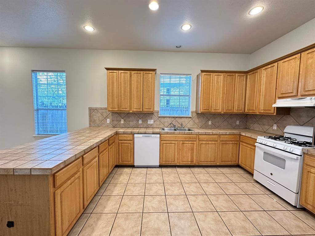 606 E 54th St #a Property Photo 6