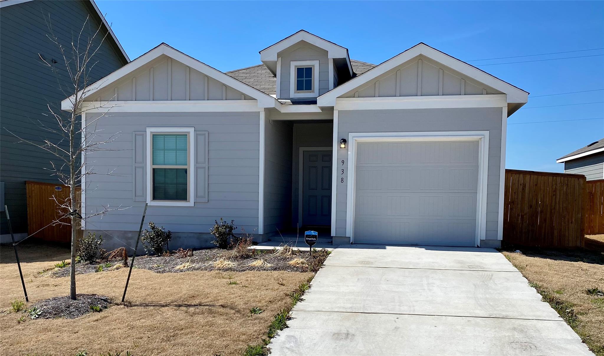 938 Circle Way Property Photo 1