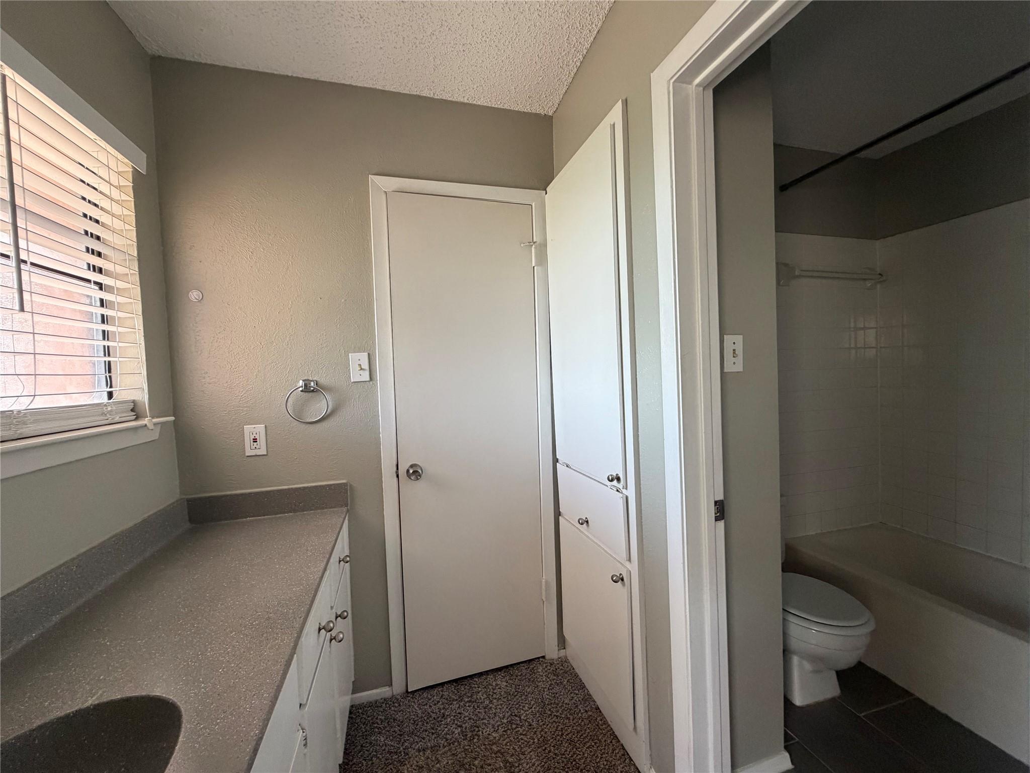 5305 Indio Cv #d Property Photo 9