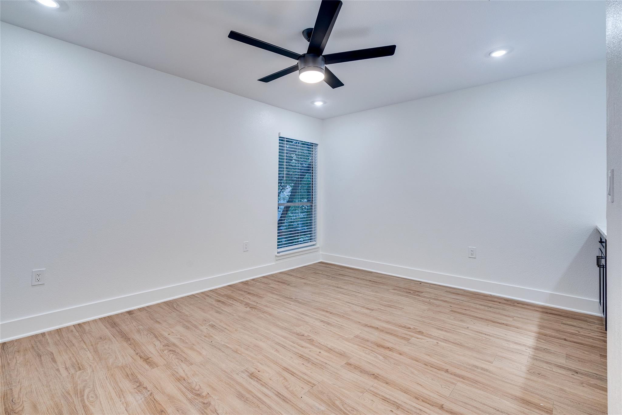 704 W 21st St #304 Property Photo 15