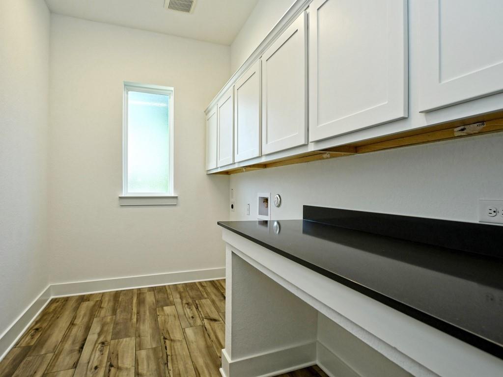 402 Zennia St Property Photo 12