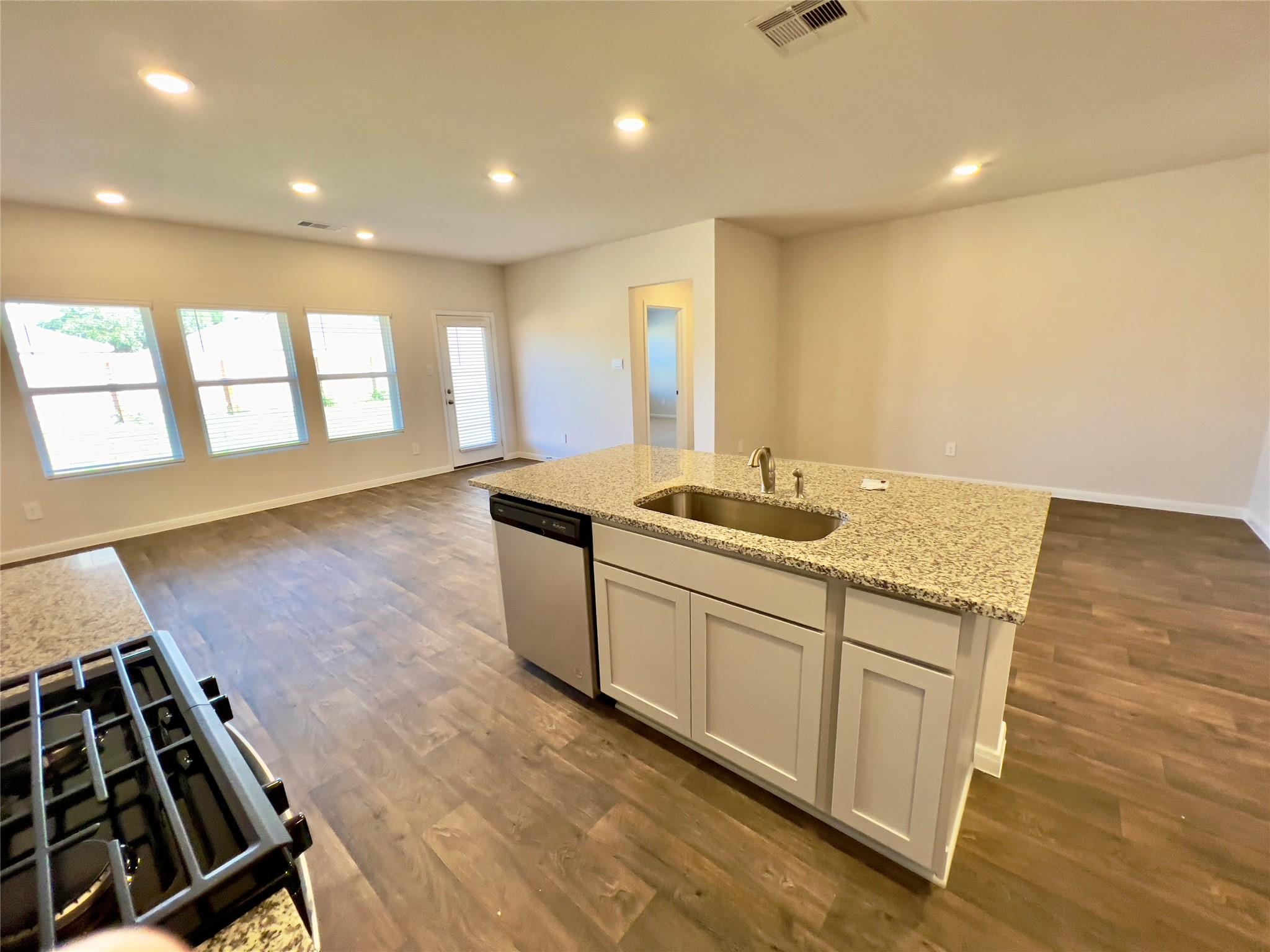 305 Darwin Pl Property Photo 5