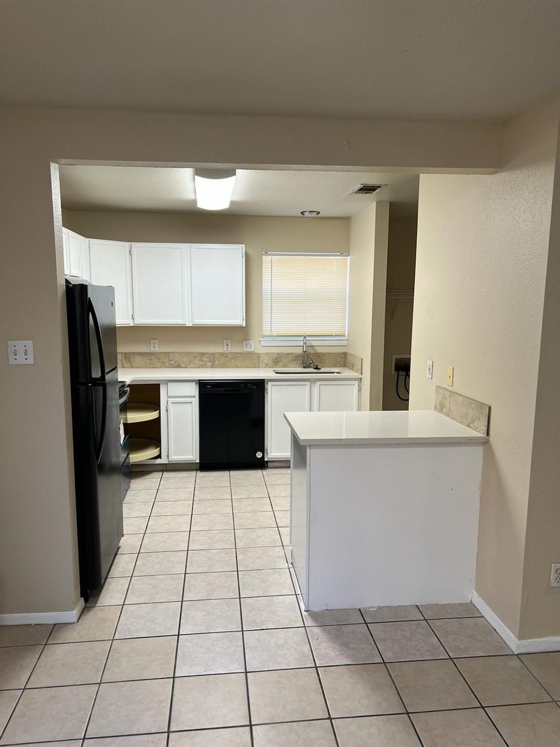 2212 Katy Ln #d Property Photo 3