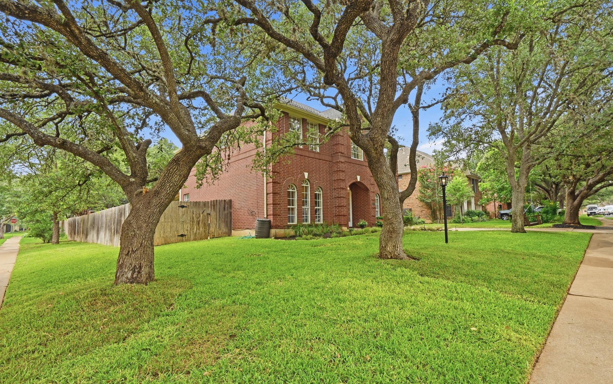 4030 Shavano Dr Property Photo 4