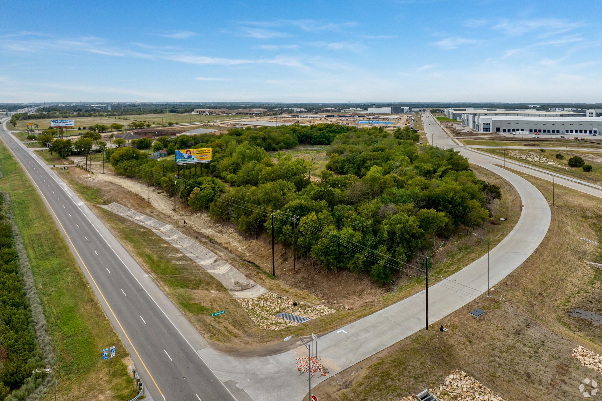 2601 N Interstate 35 Highway Property Photo