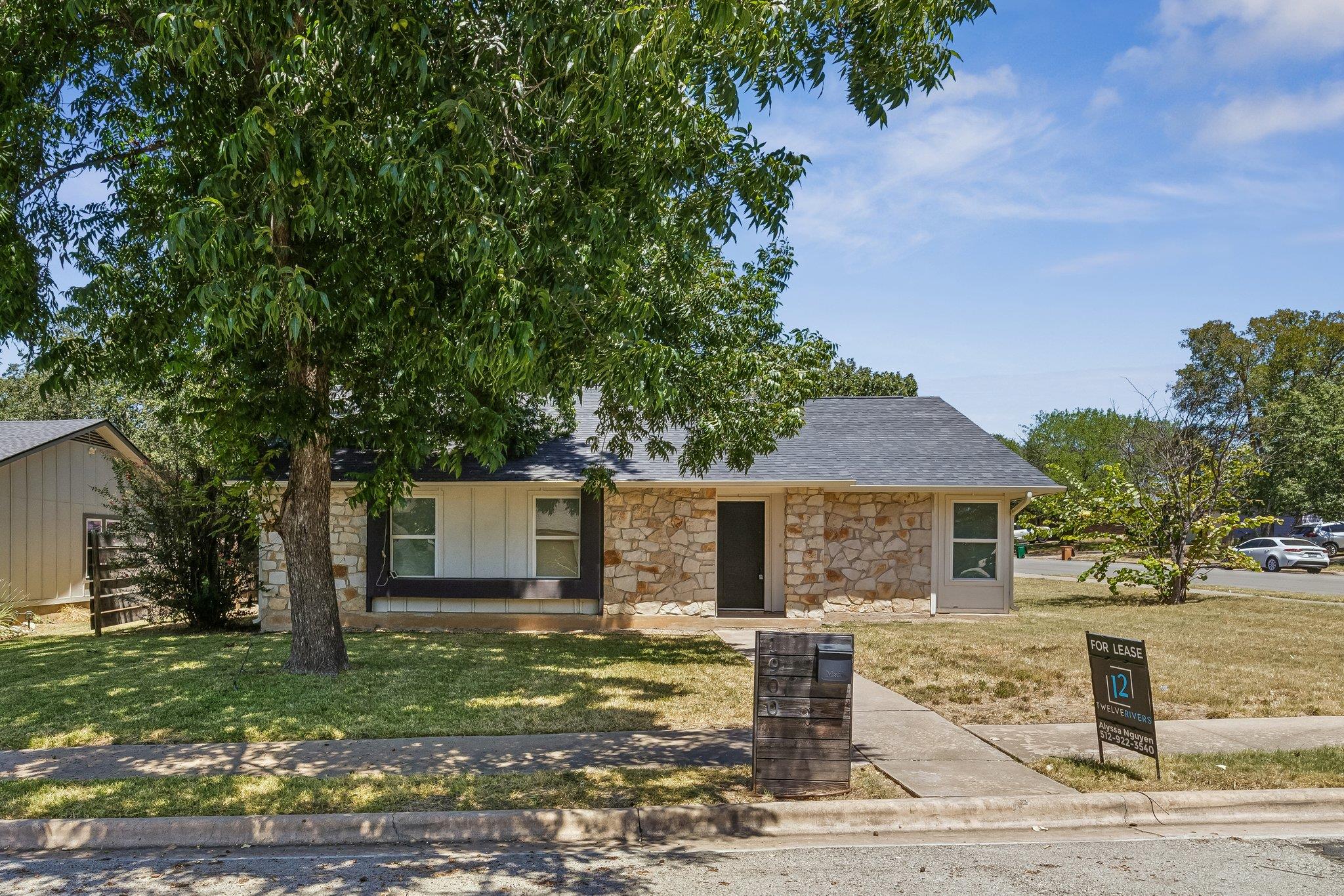 1900 Rampart Cir Property Photo 2