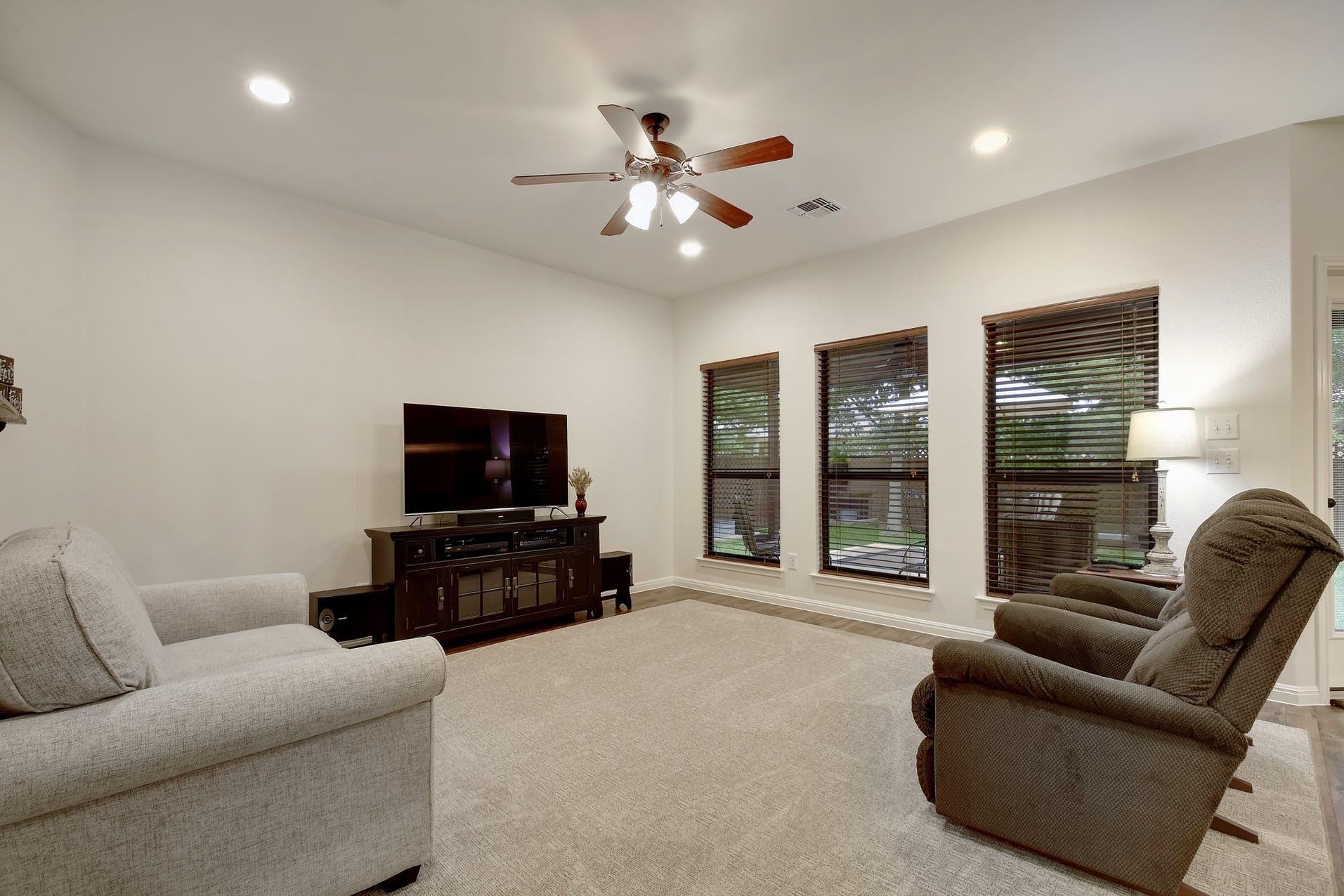 2251 Hazelwood Dr Property Photo 2