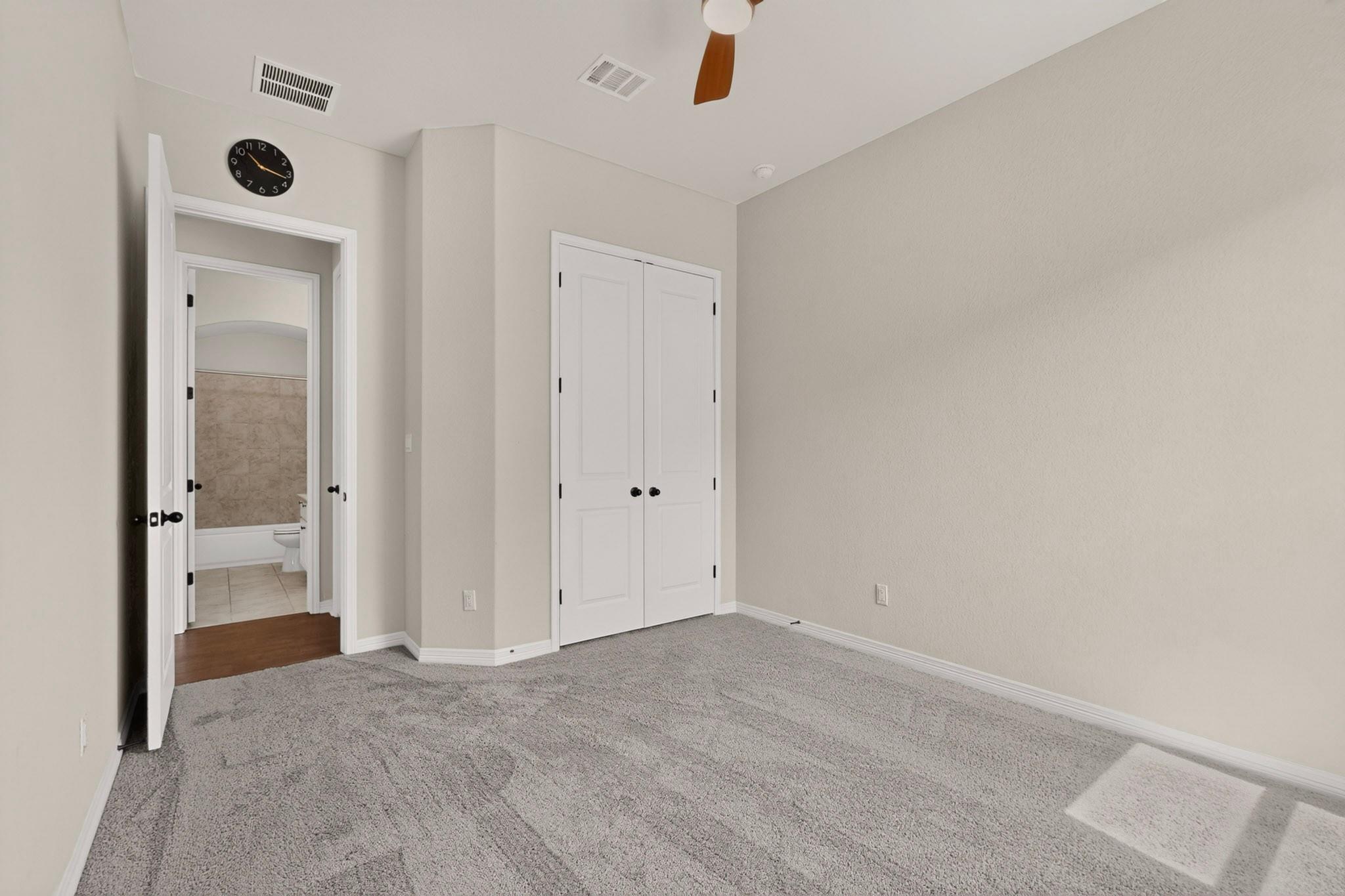 2433 La Mirada St Property Photo 15