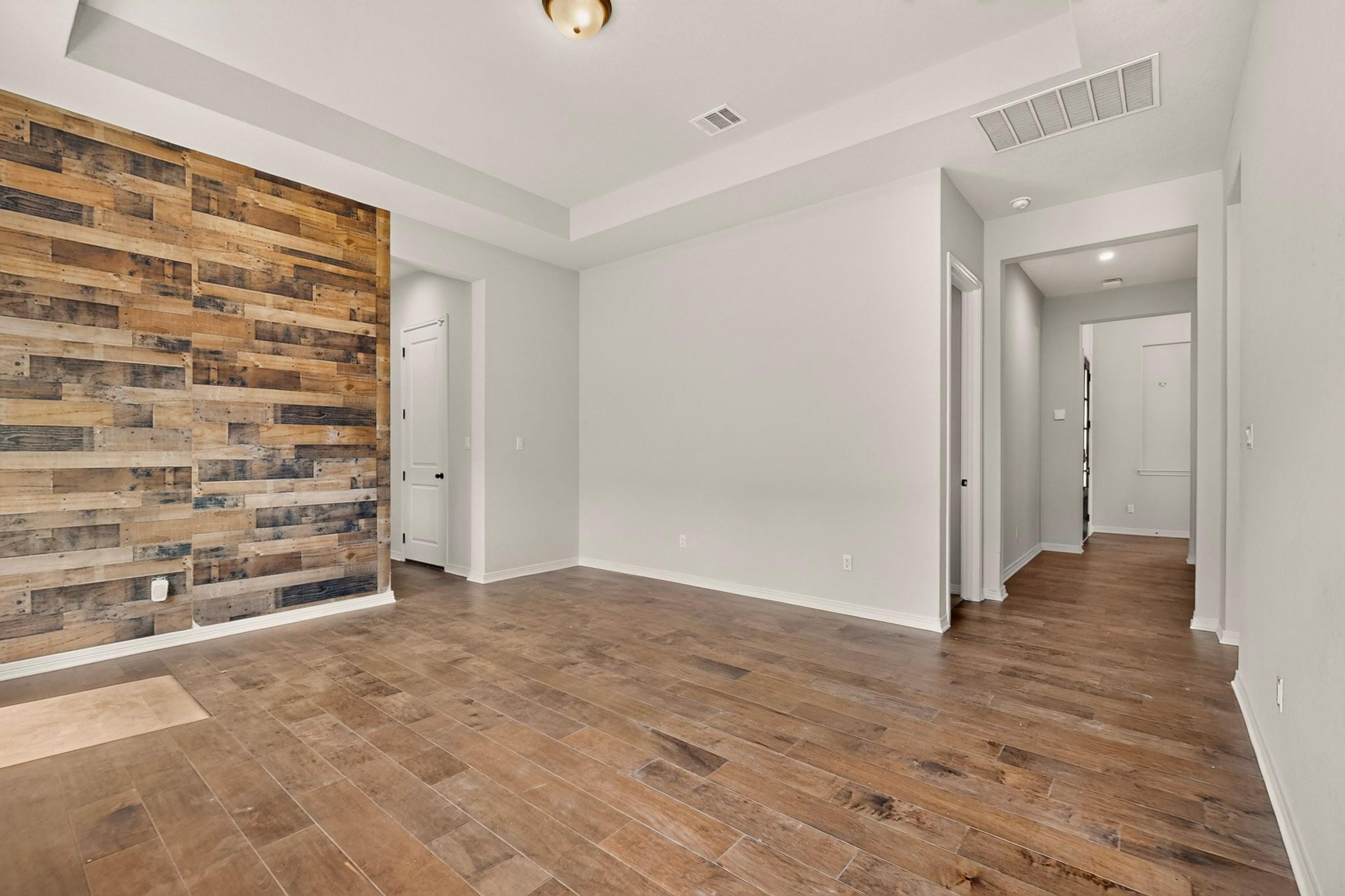2433 La Mirada St Property Photo 18