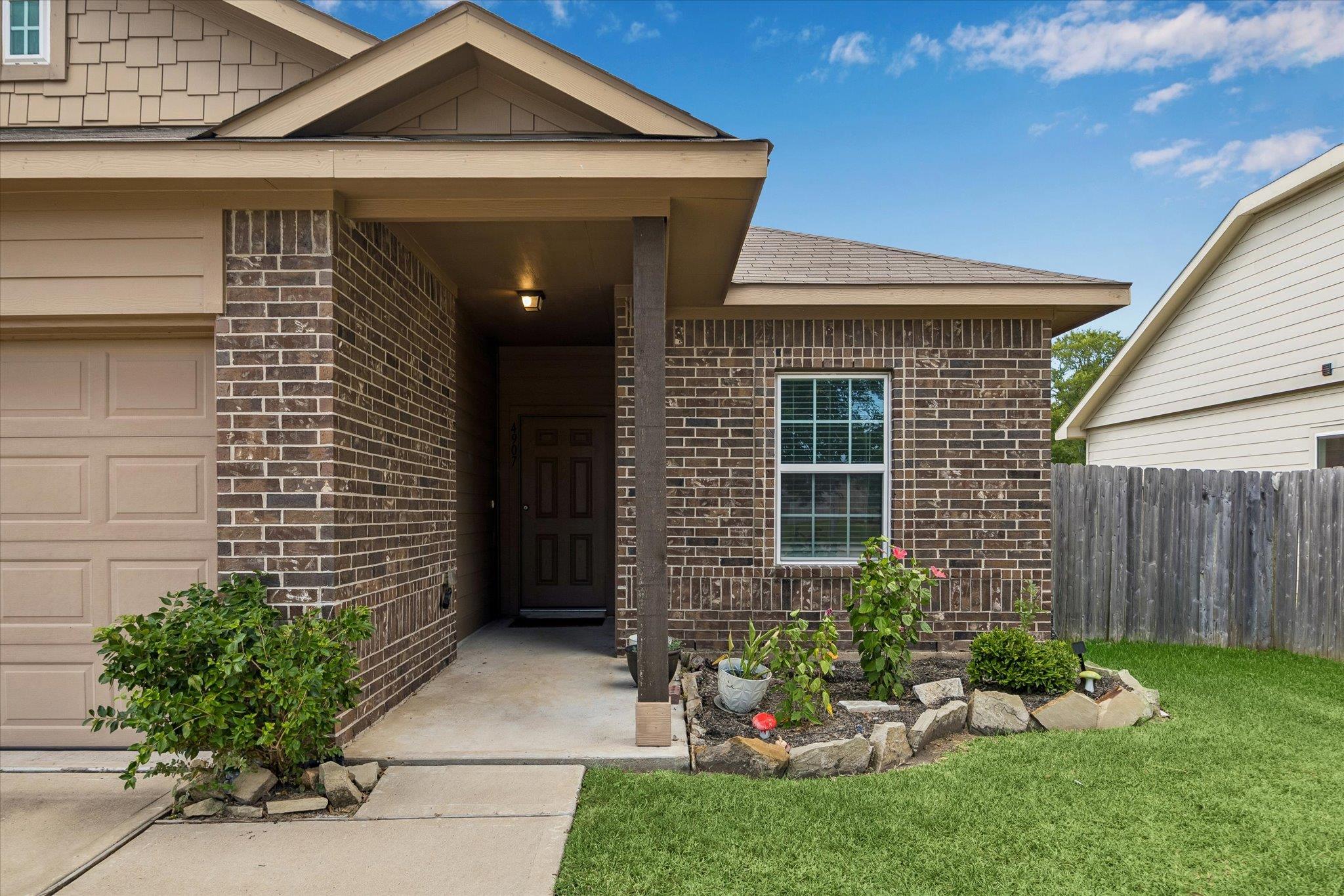 4907 Fairwater Ct Property Photo 4
