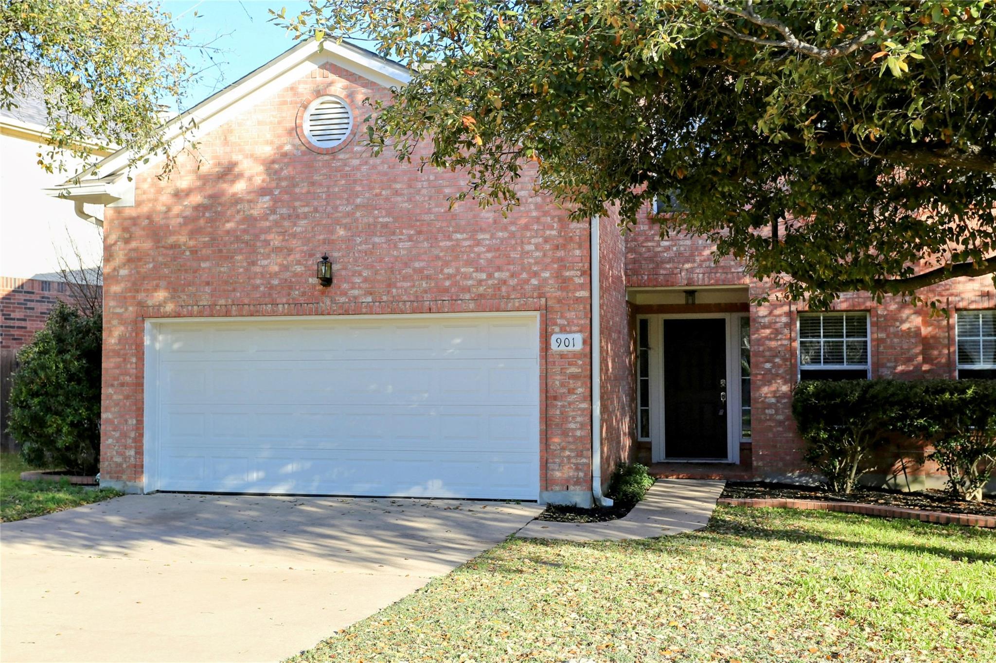 901 Woodhollow Ln Property Photo