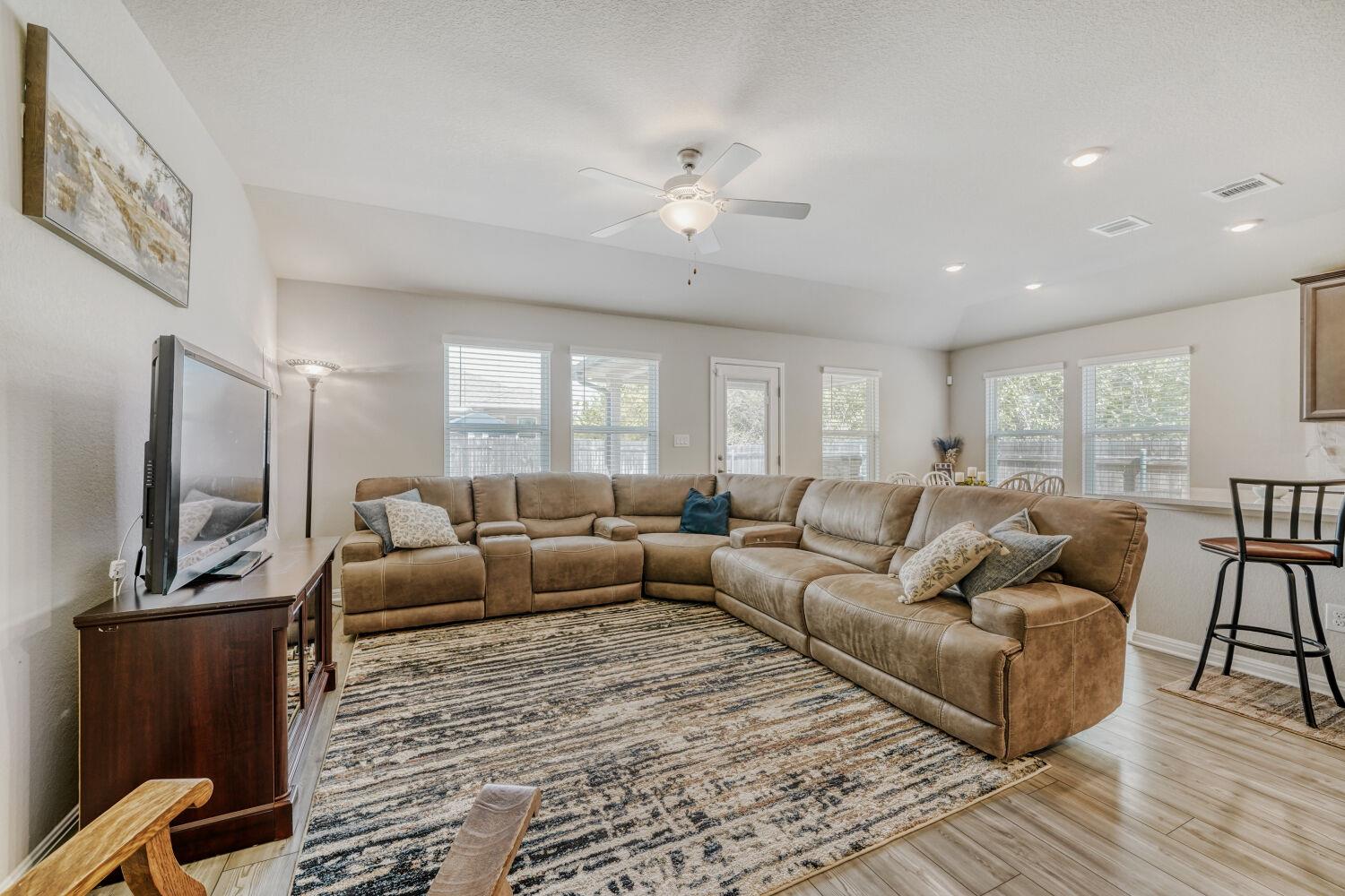 10505 Mager Ln Property Photo 6