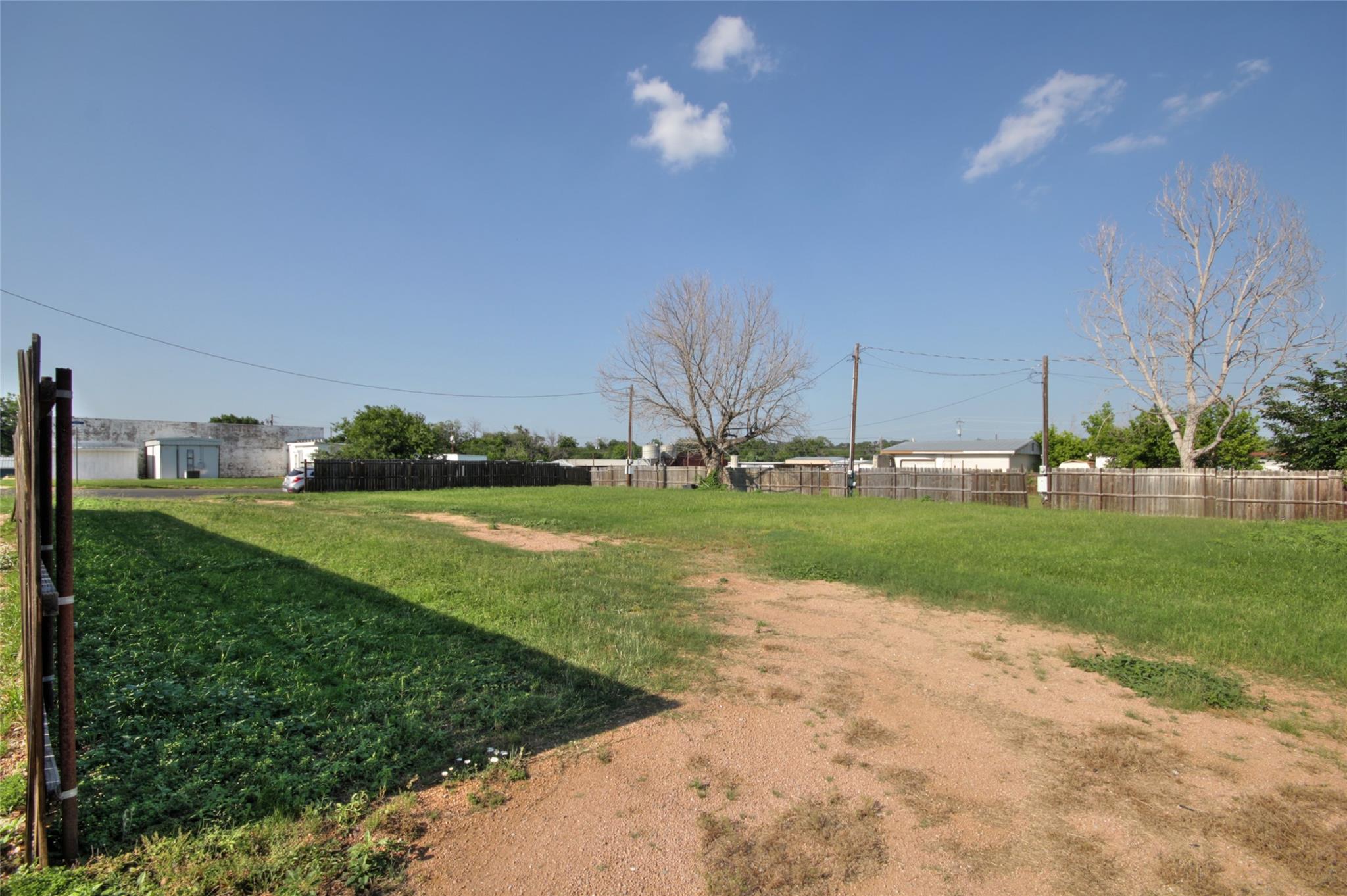 105 & 107 E Grayson St Property Photo 33