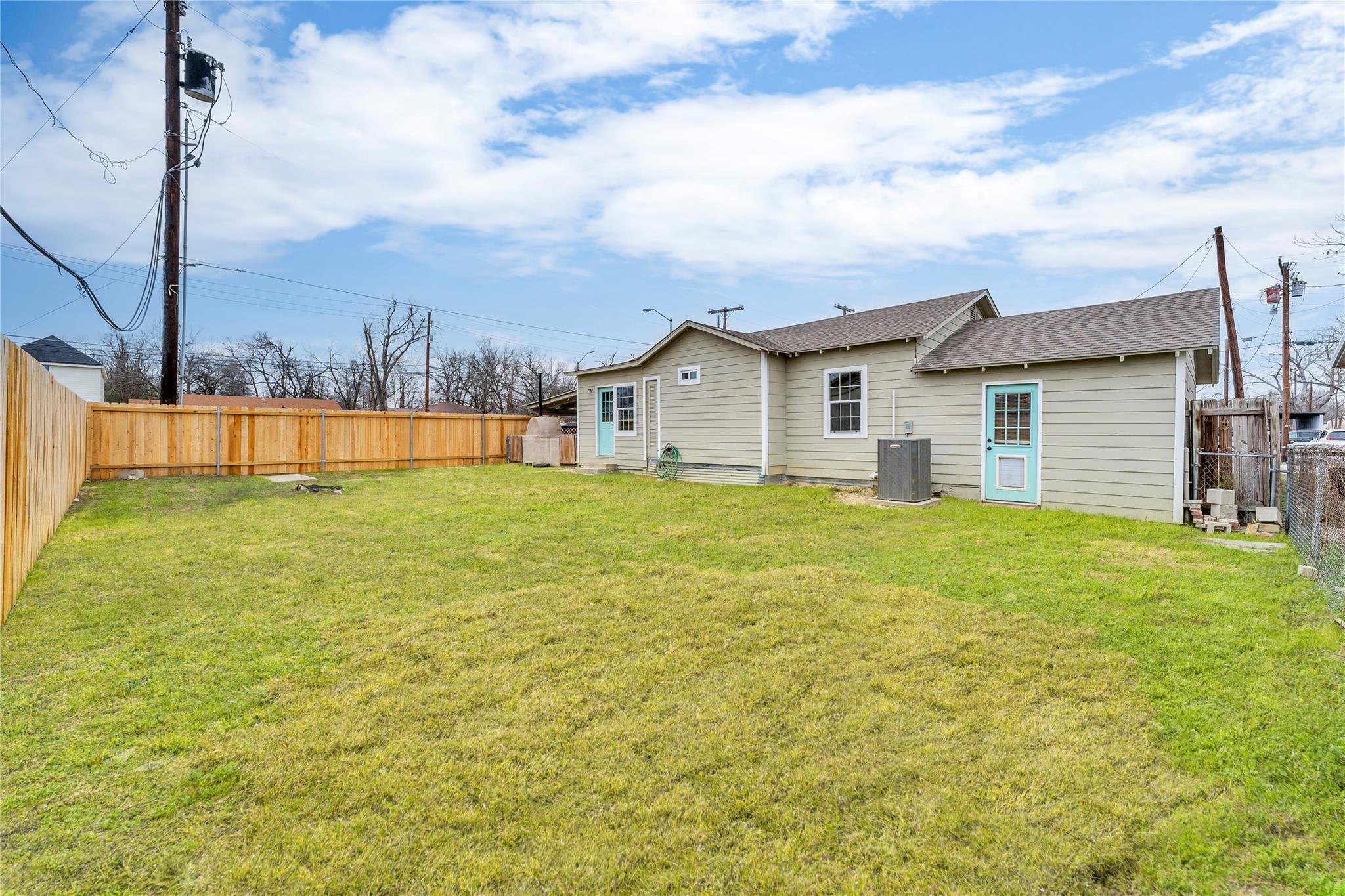117 Travis St Property Photo 5