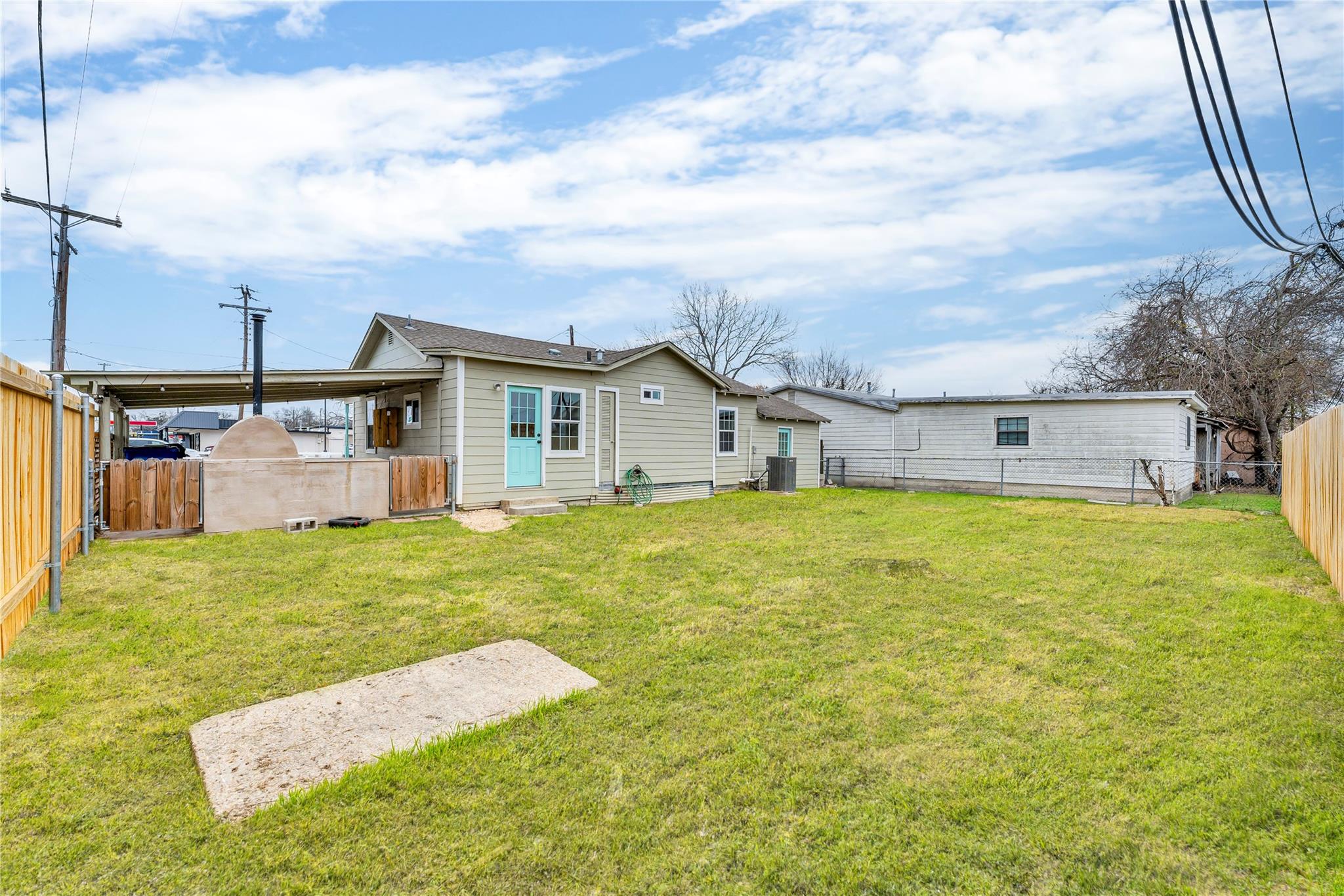 117 Travis St Property Photo 24
