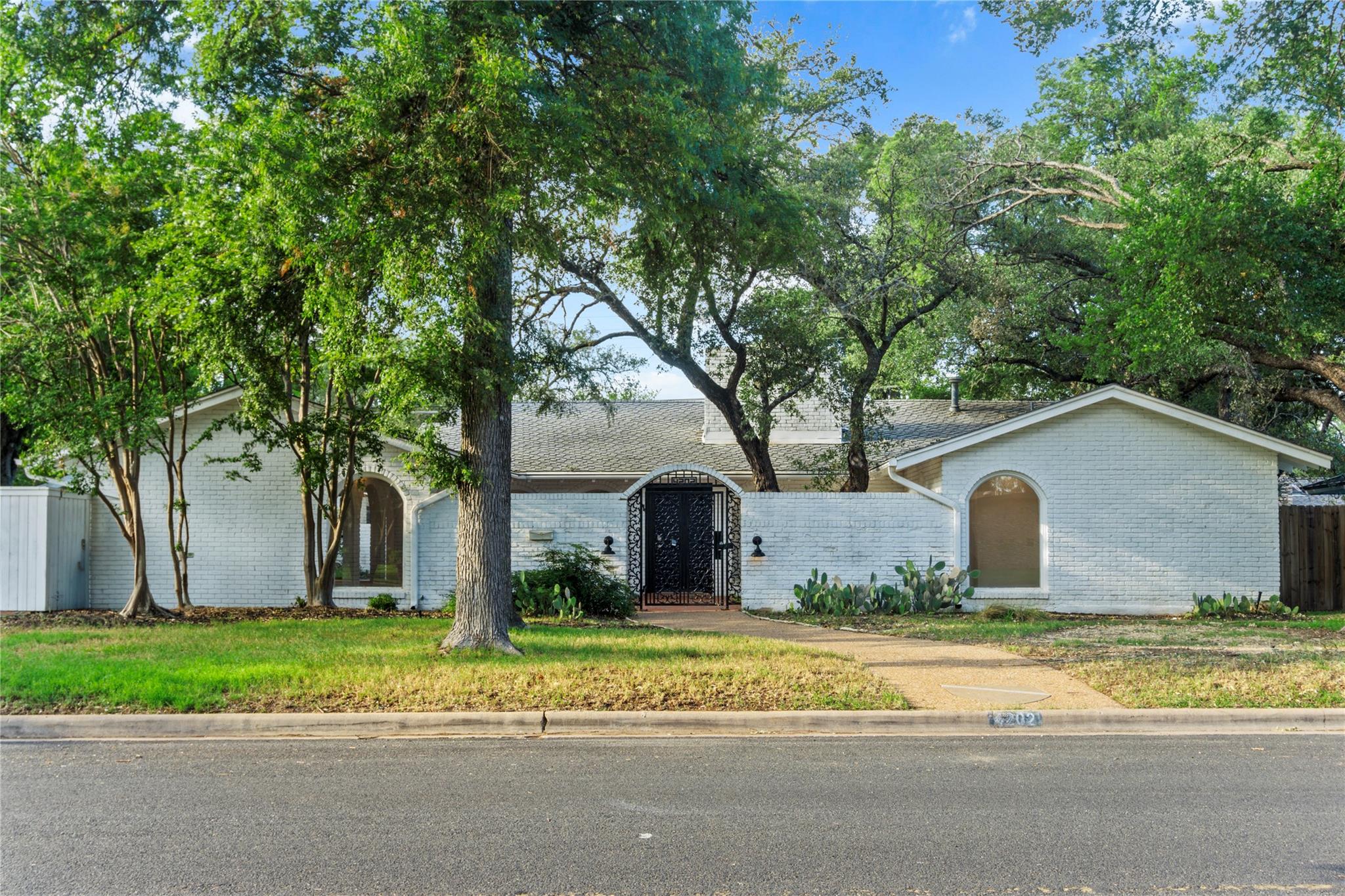 4202 N Hills Dr Property Photo 1