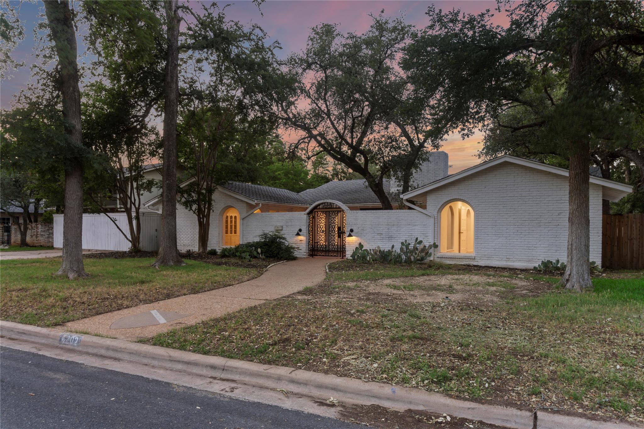 4202 N Hills Dr Property Photo 1