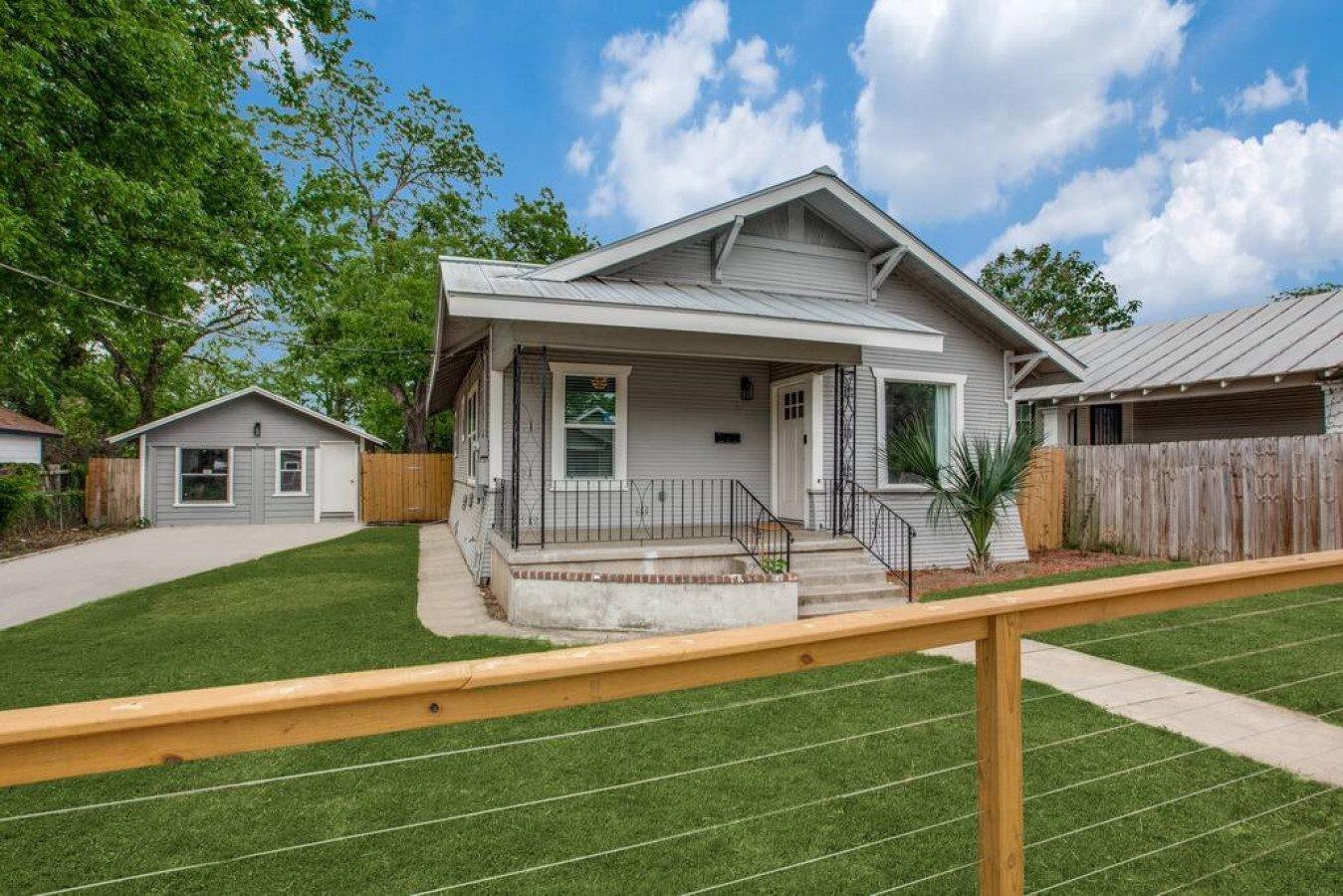 1108 Center St Property Photo 1