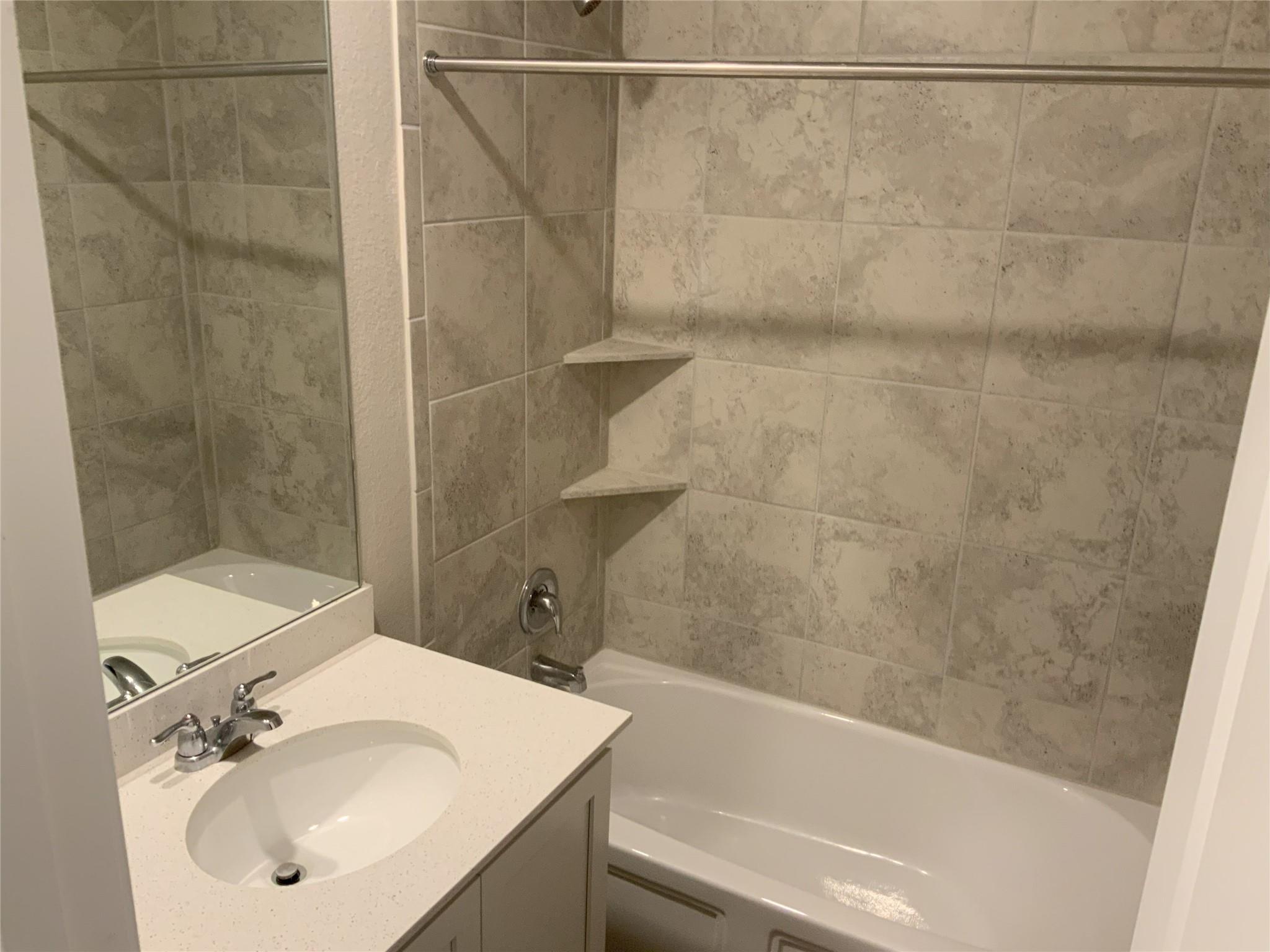 240 Madrid Property Photo 6