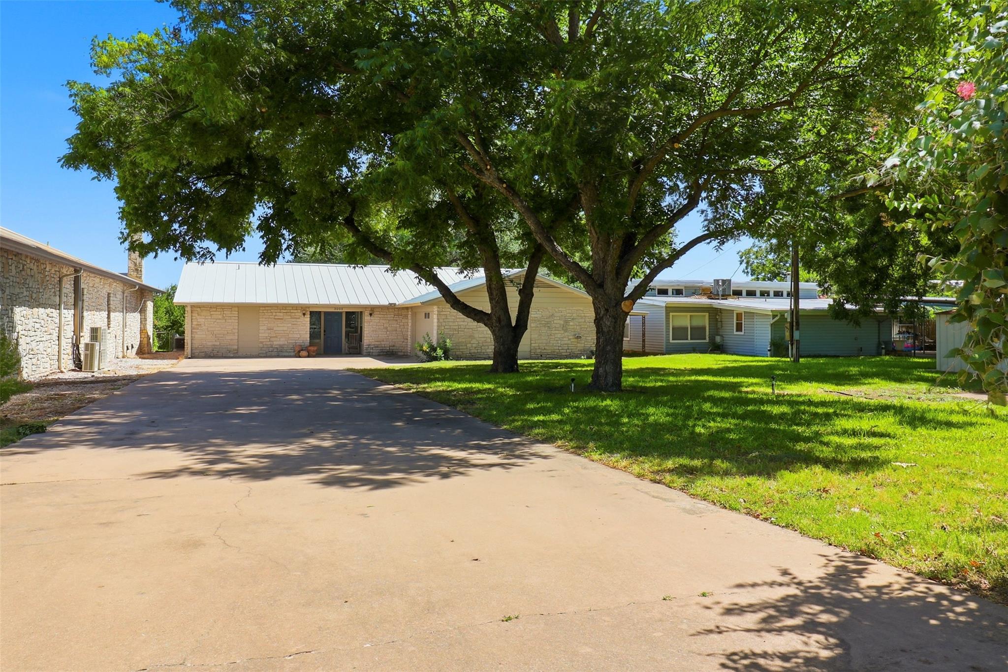 3000 River Oaks Dr Property Photo 5