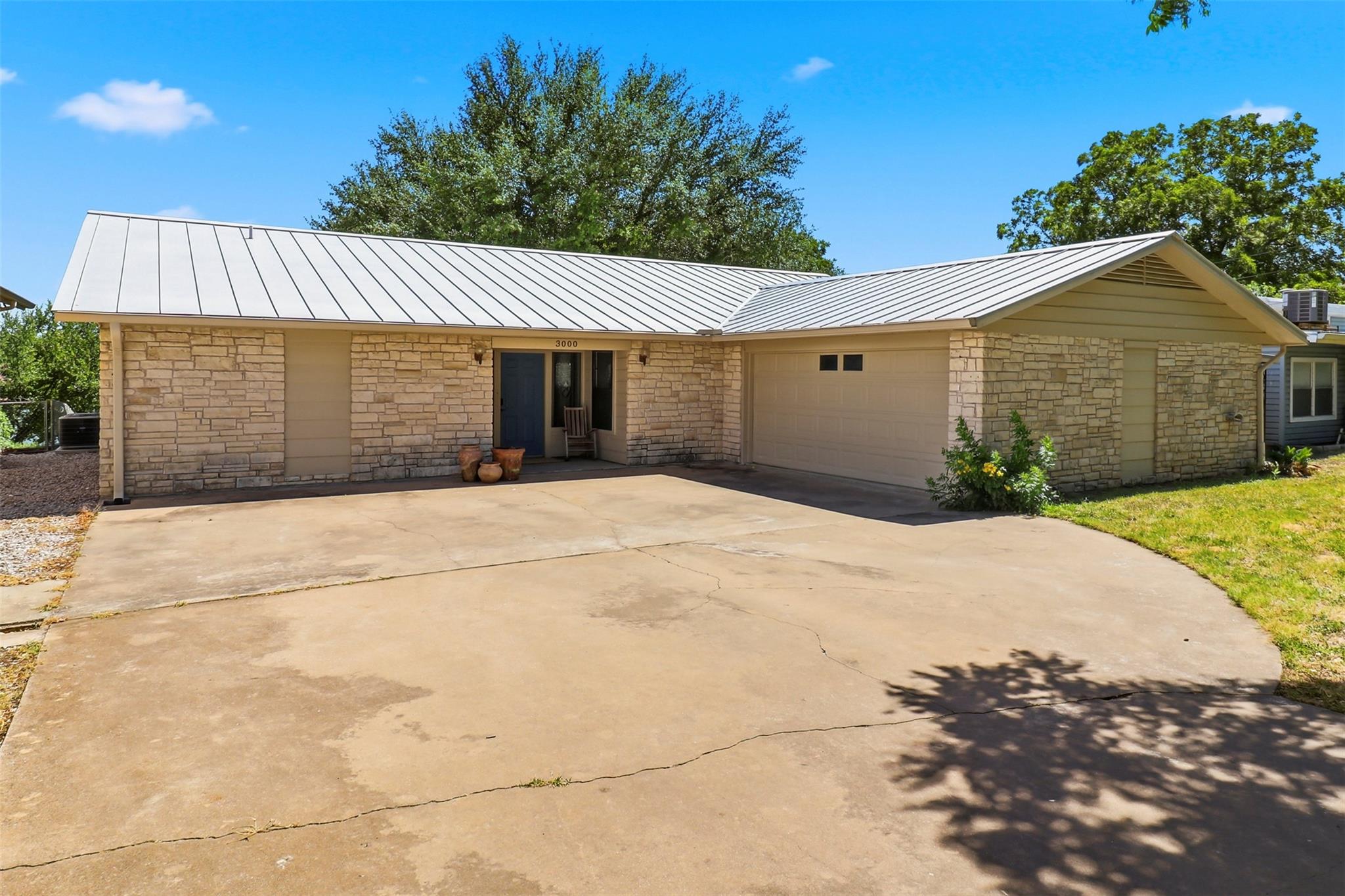 3000 River Oaks Dr Property Photo 6