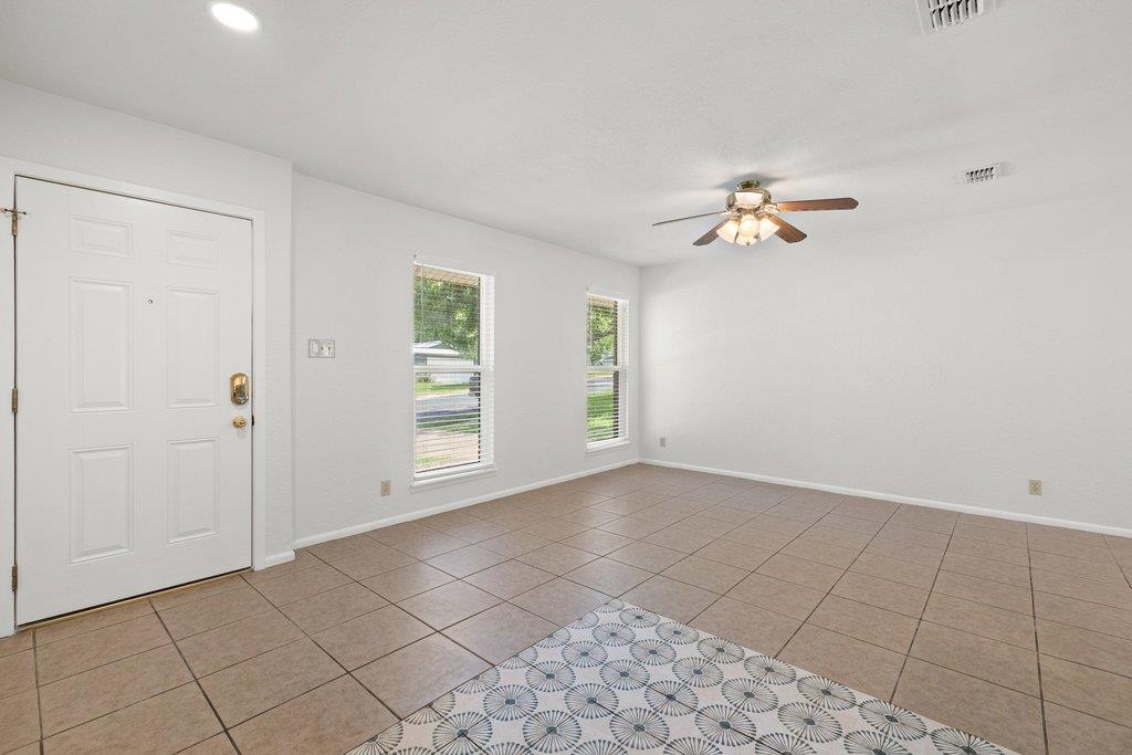 2409 Glen Springs Way Property Photo 5