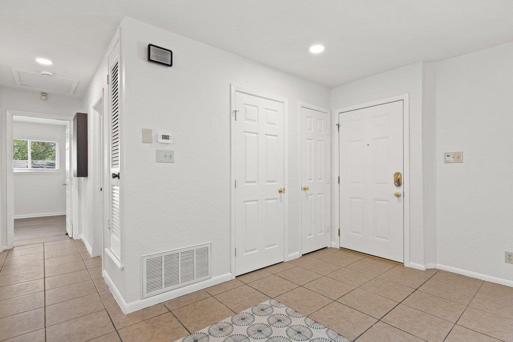 2409 Glen Springs Way Property Photo 8