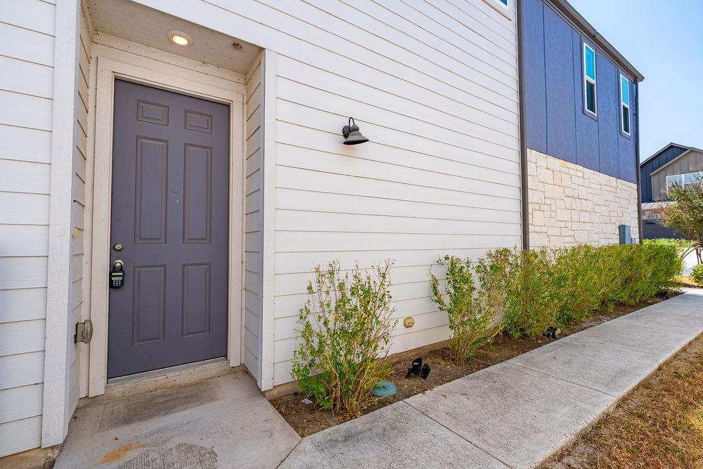 7400 Travertine Spring Dr Property Photo 3