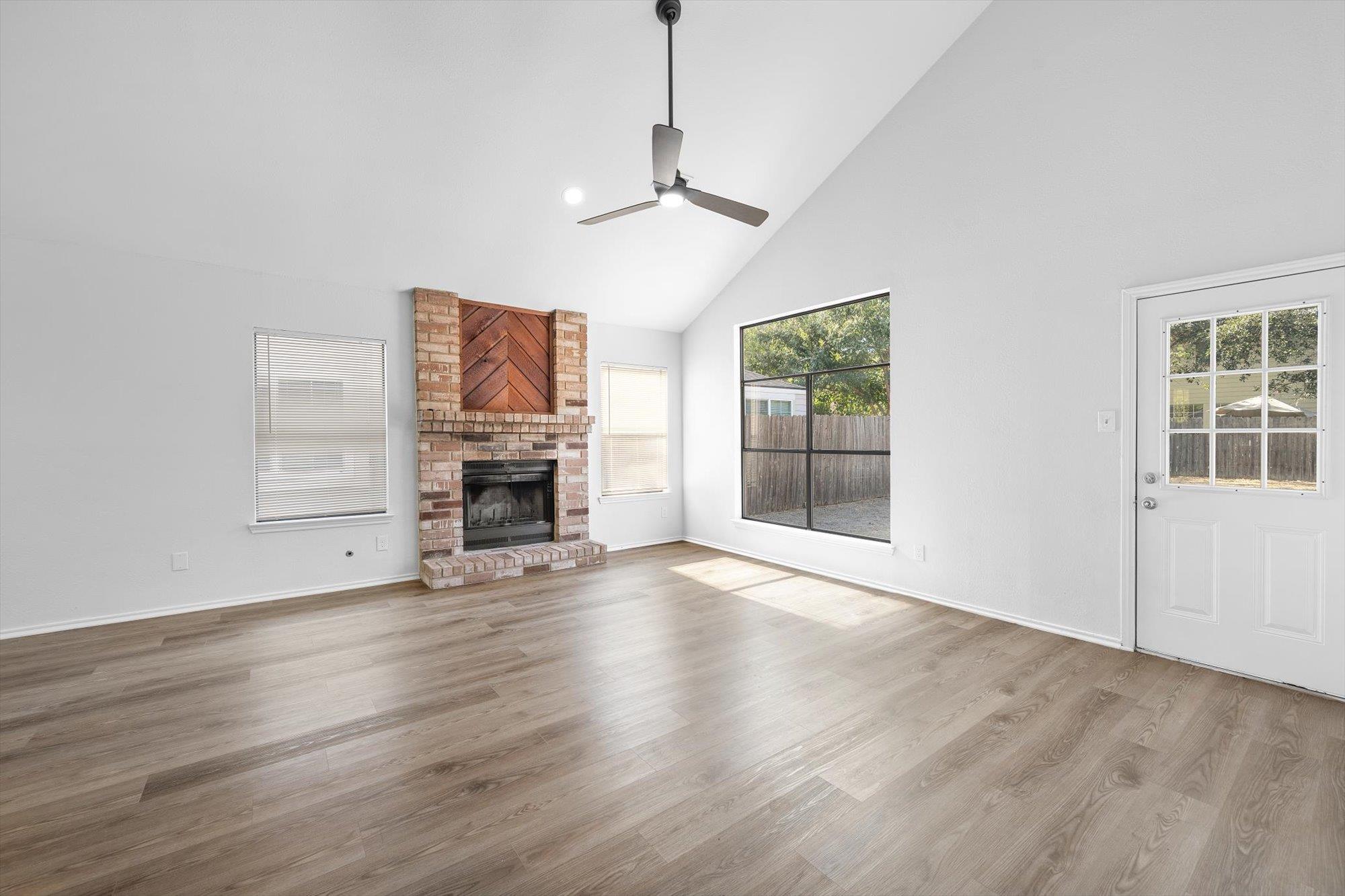 15902 De Peer Ave Property Photo 2