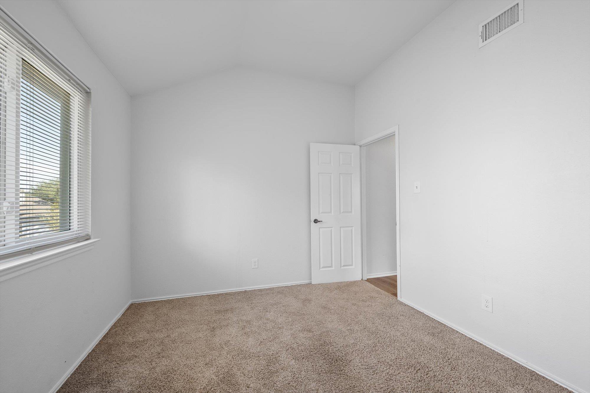 15902 De Peer Ave Property Photo 7