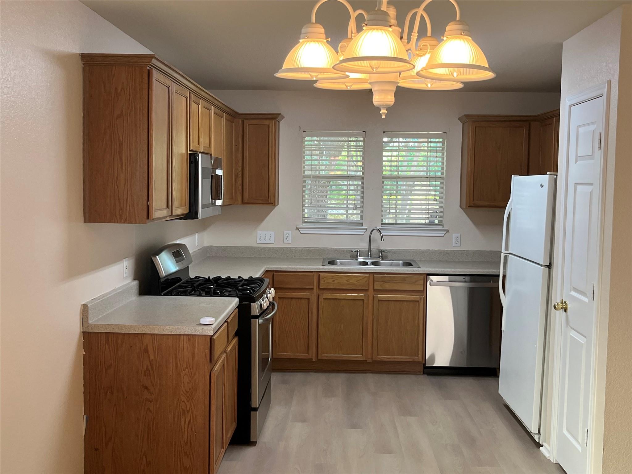 513 Crater Lake Dr Property Photo 14