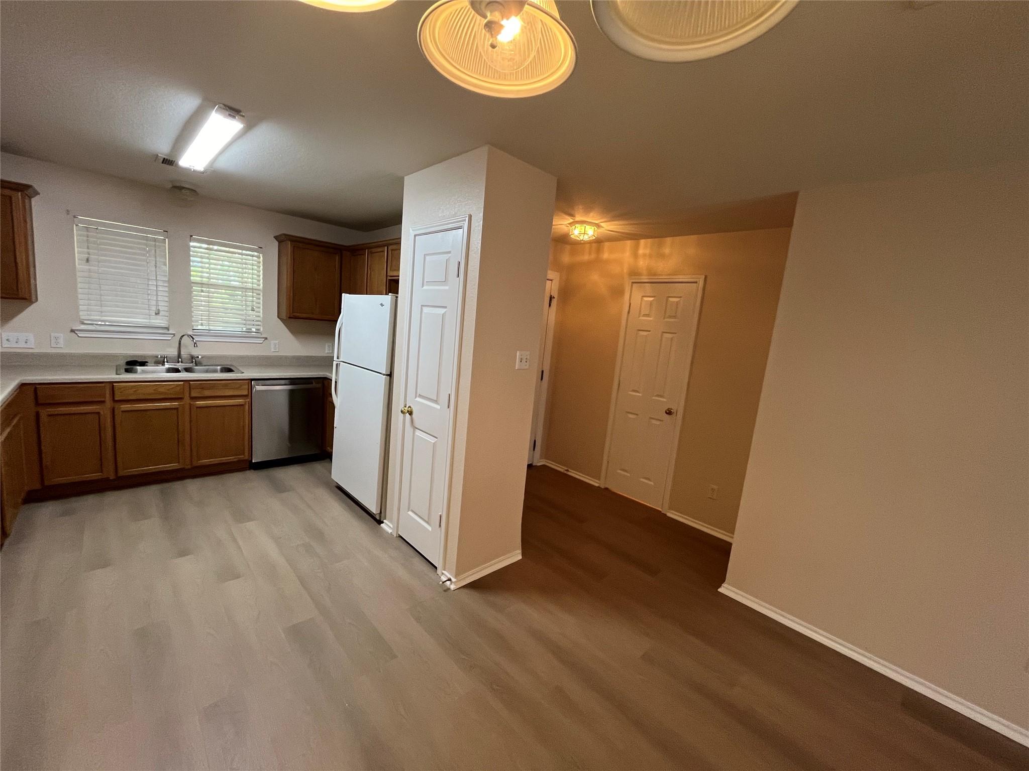 513 Crater Lake Dr Property Photo 16