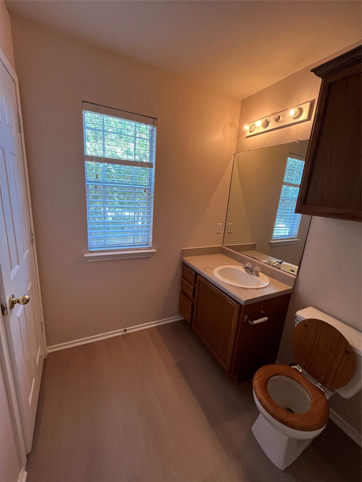 513 Crater Lake Dr Property Photo 28