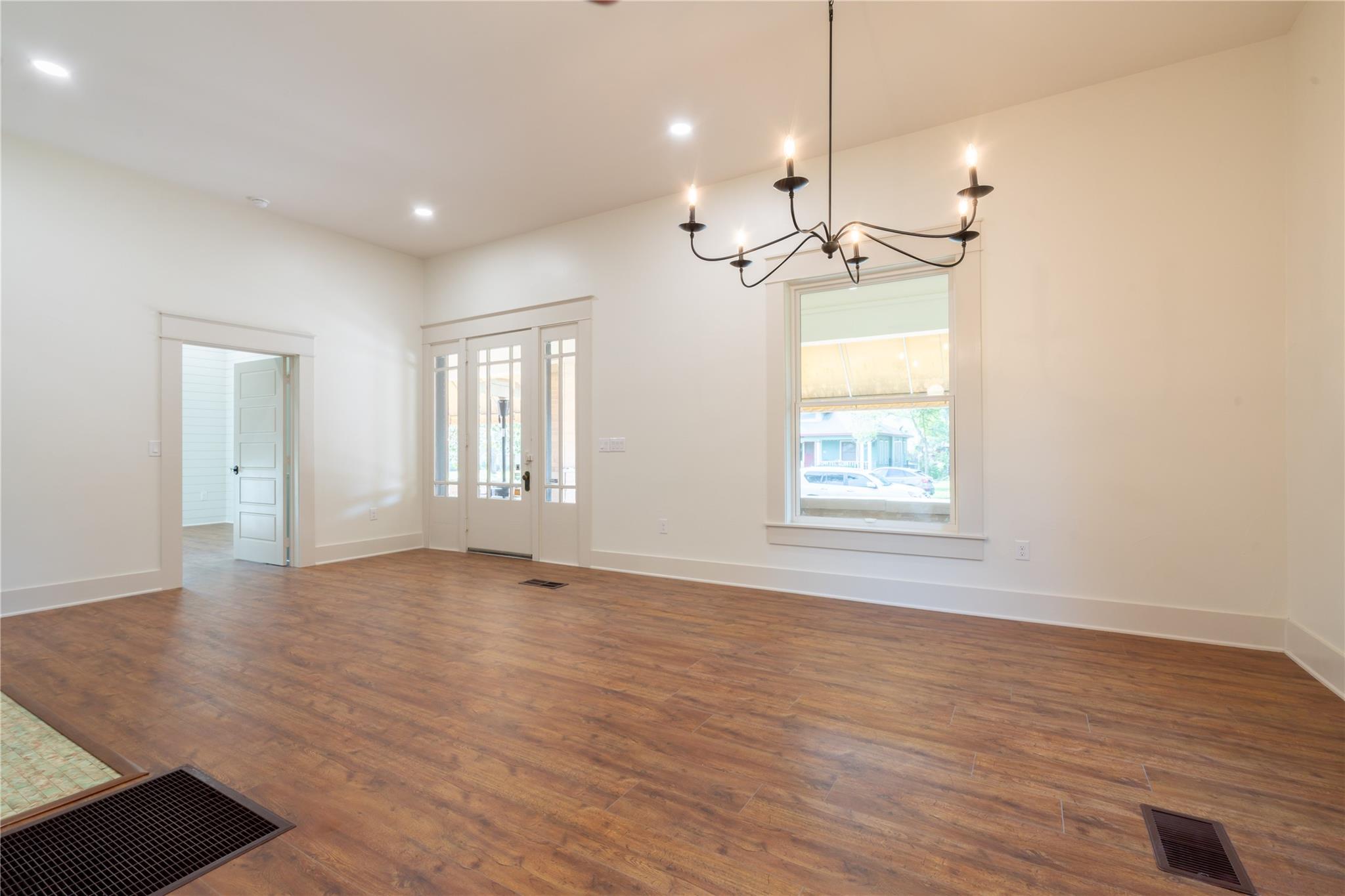 1605 S Main St Property Photo 6