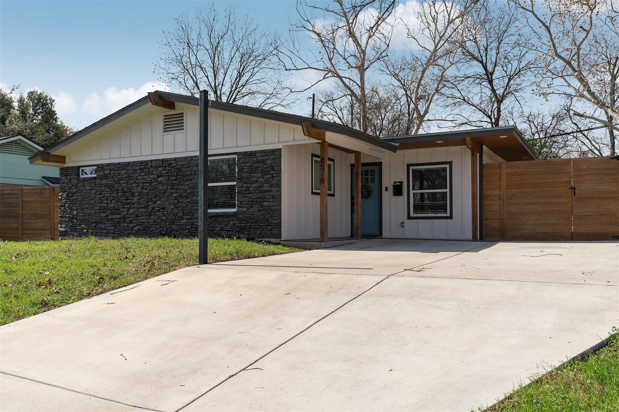 8516 Contour Dr Property Photo