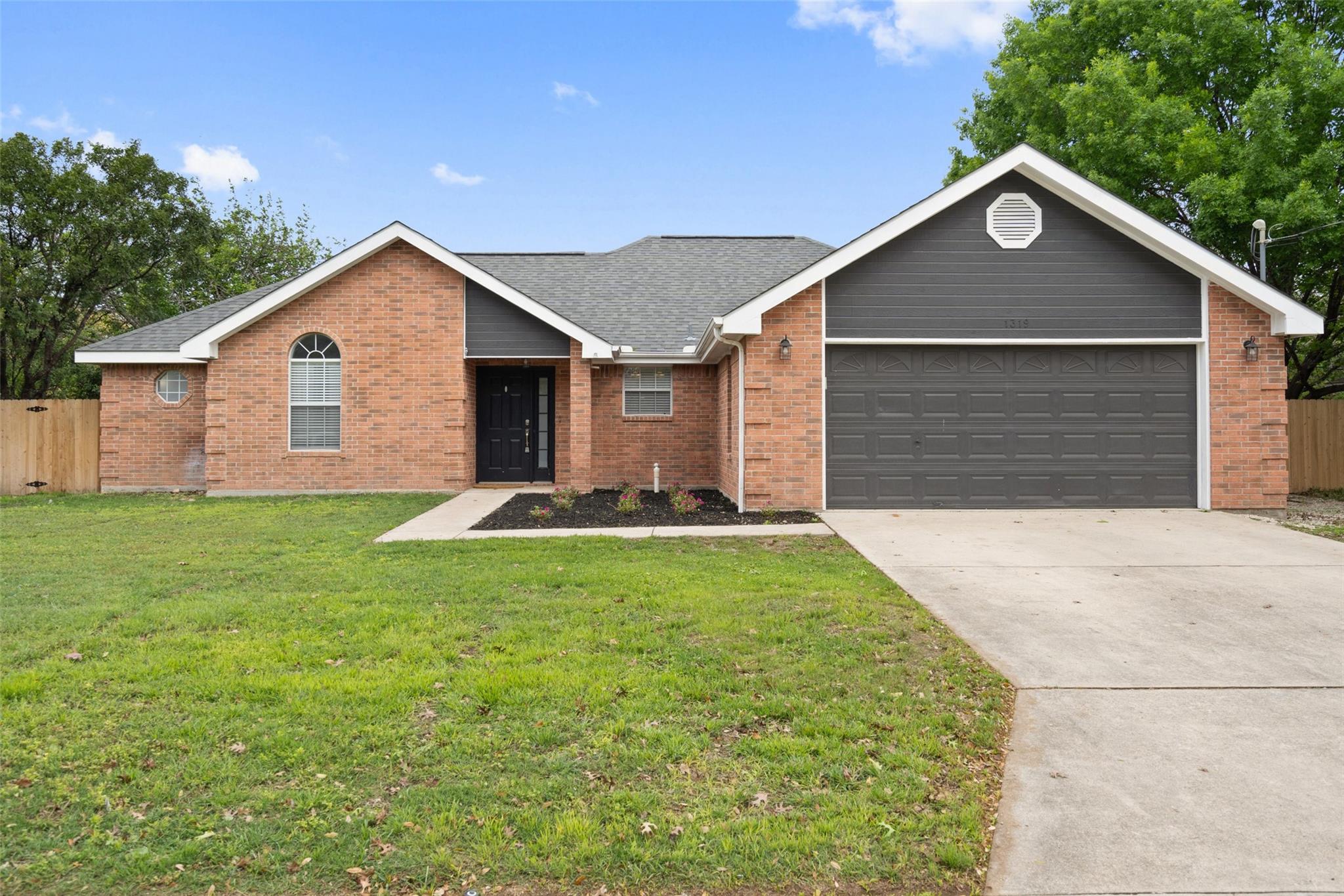 1319 Summerwood Dr Property Photo 2