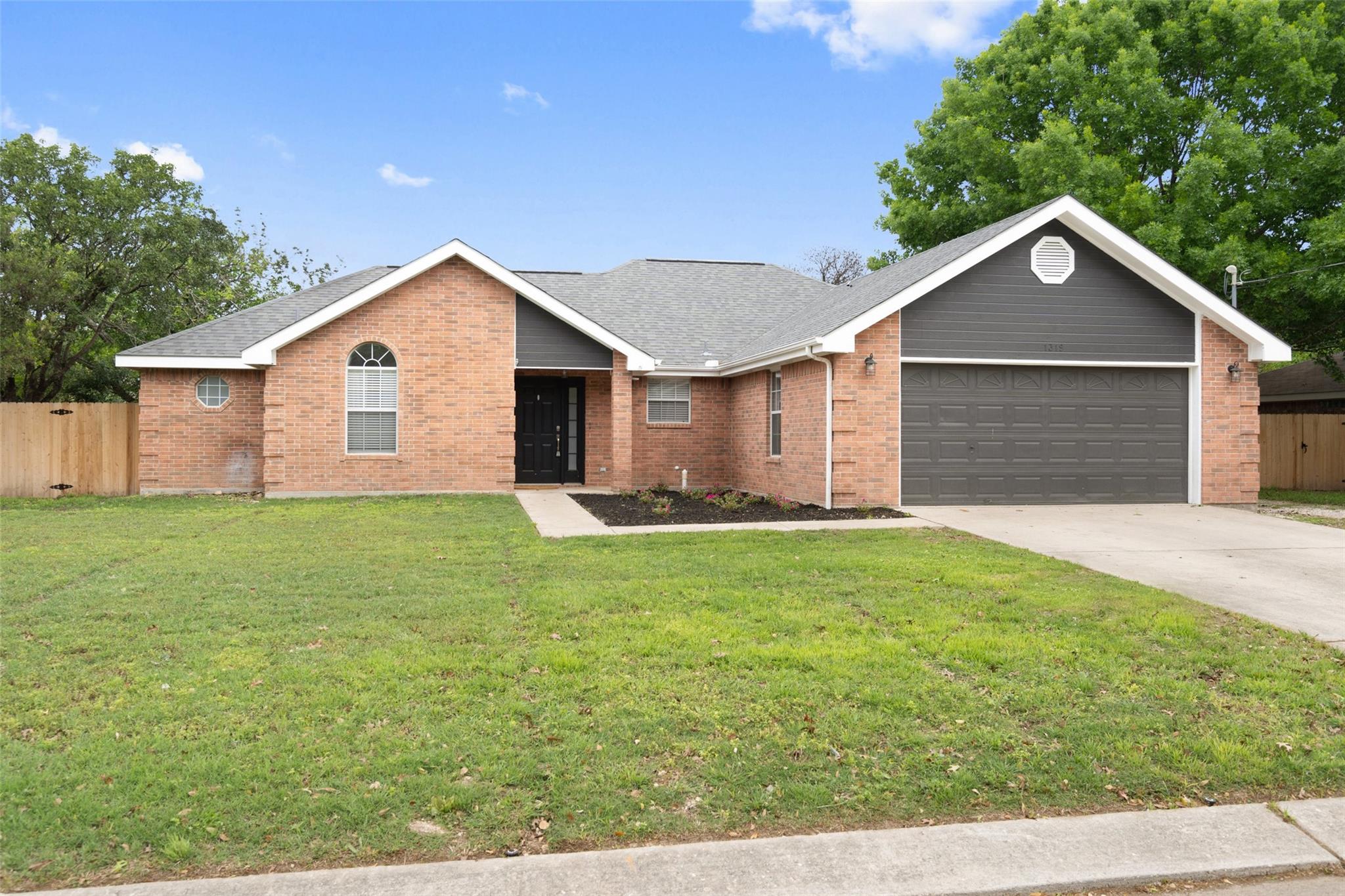 1319 Summerwood Dr Property Photo 3