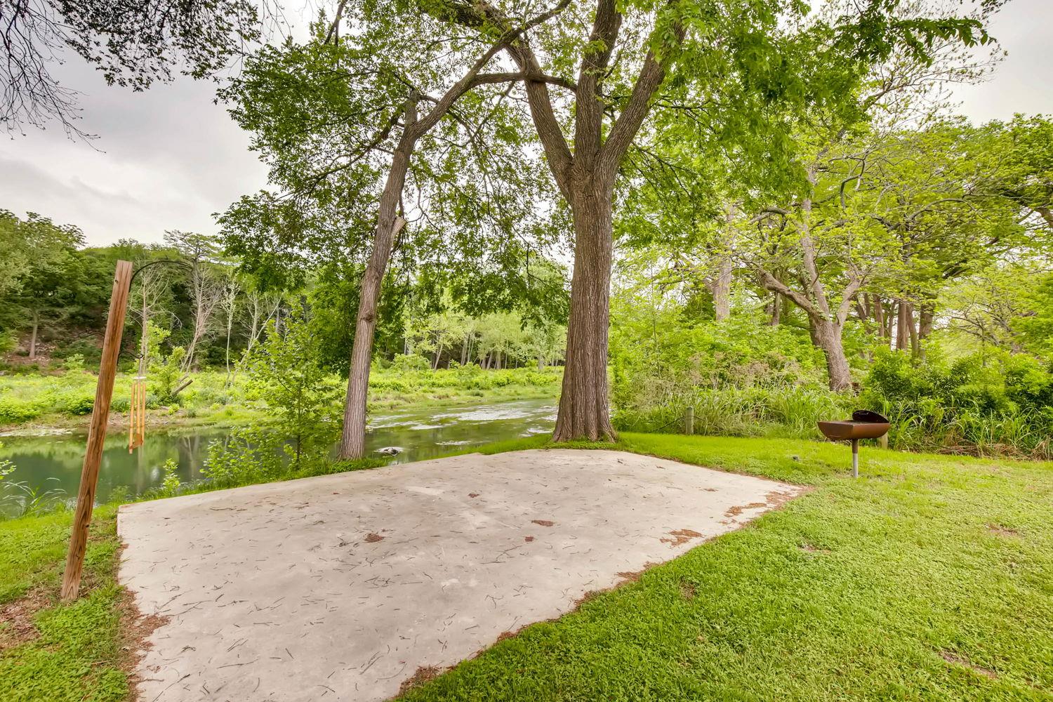 1390 Ervendberg Property Photo 3