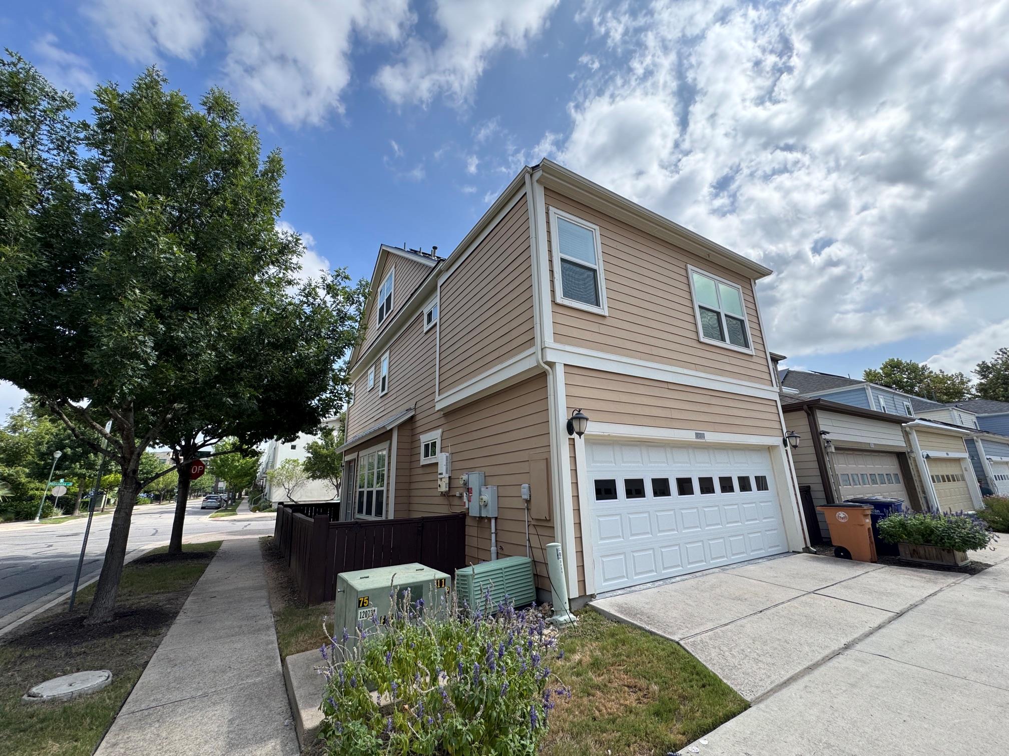 2033 Philomena St Property Photo 2