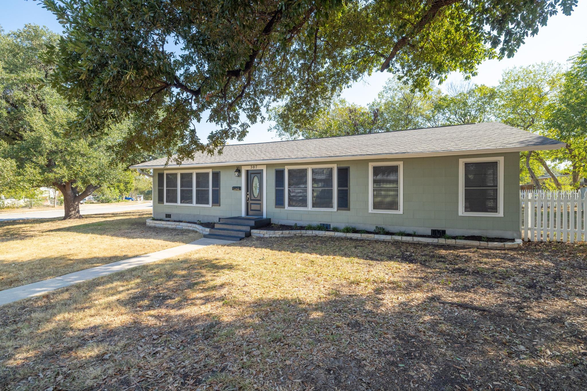 307 N Black St Property Photo 1