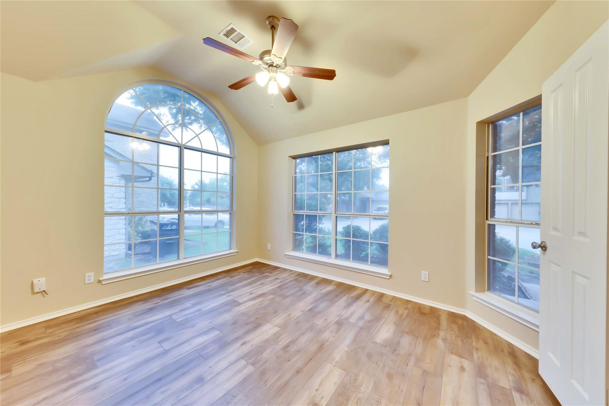 2204 Grove Dr Property Photo 3
