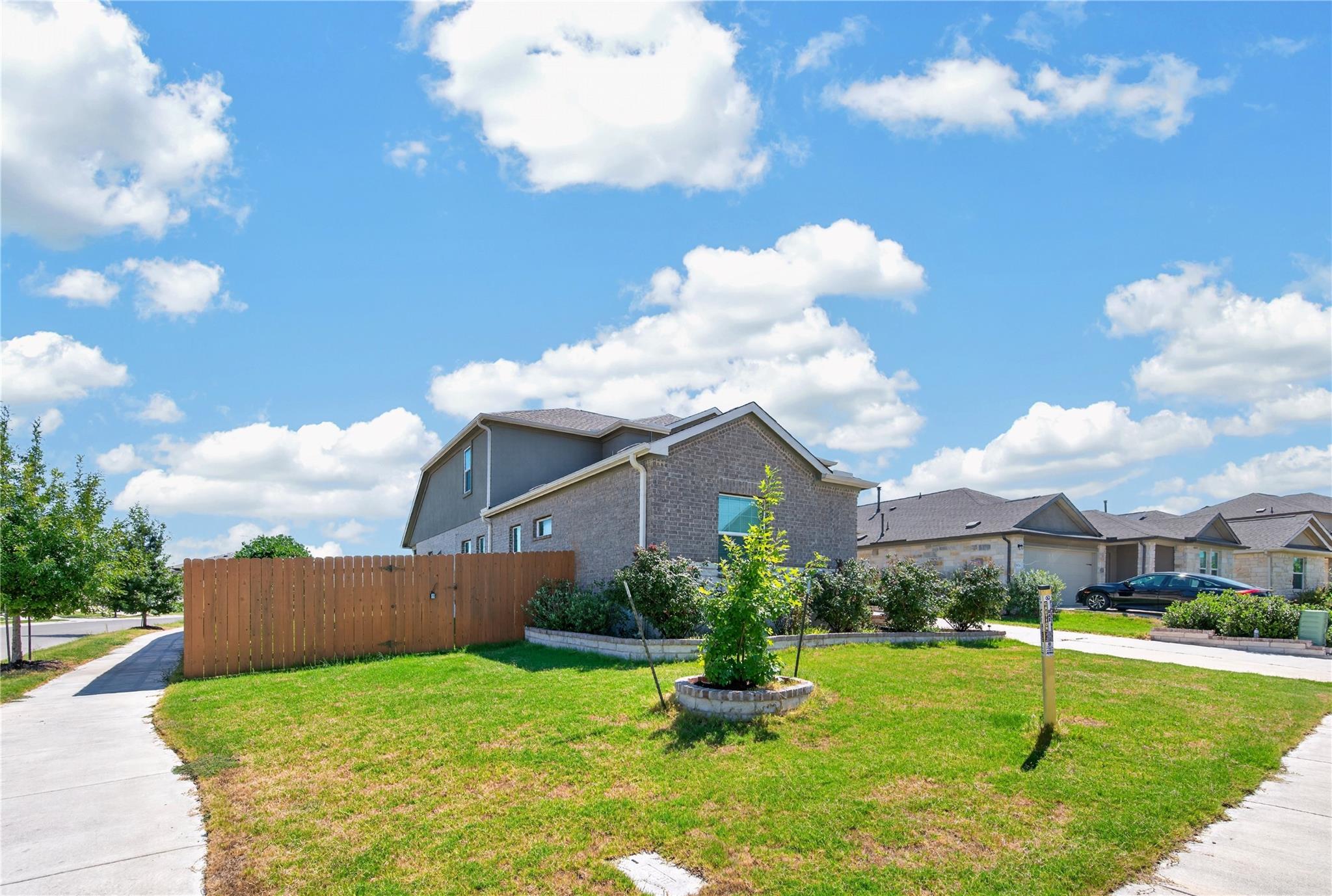 1600 Cobblecrest Ln Property Photo 2