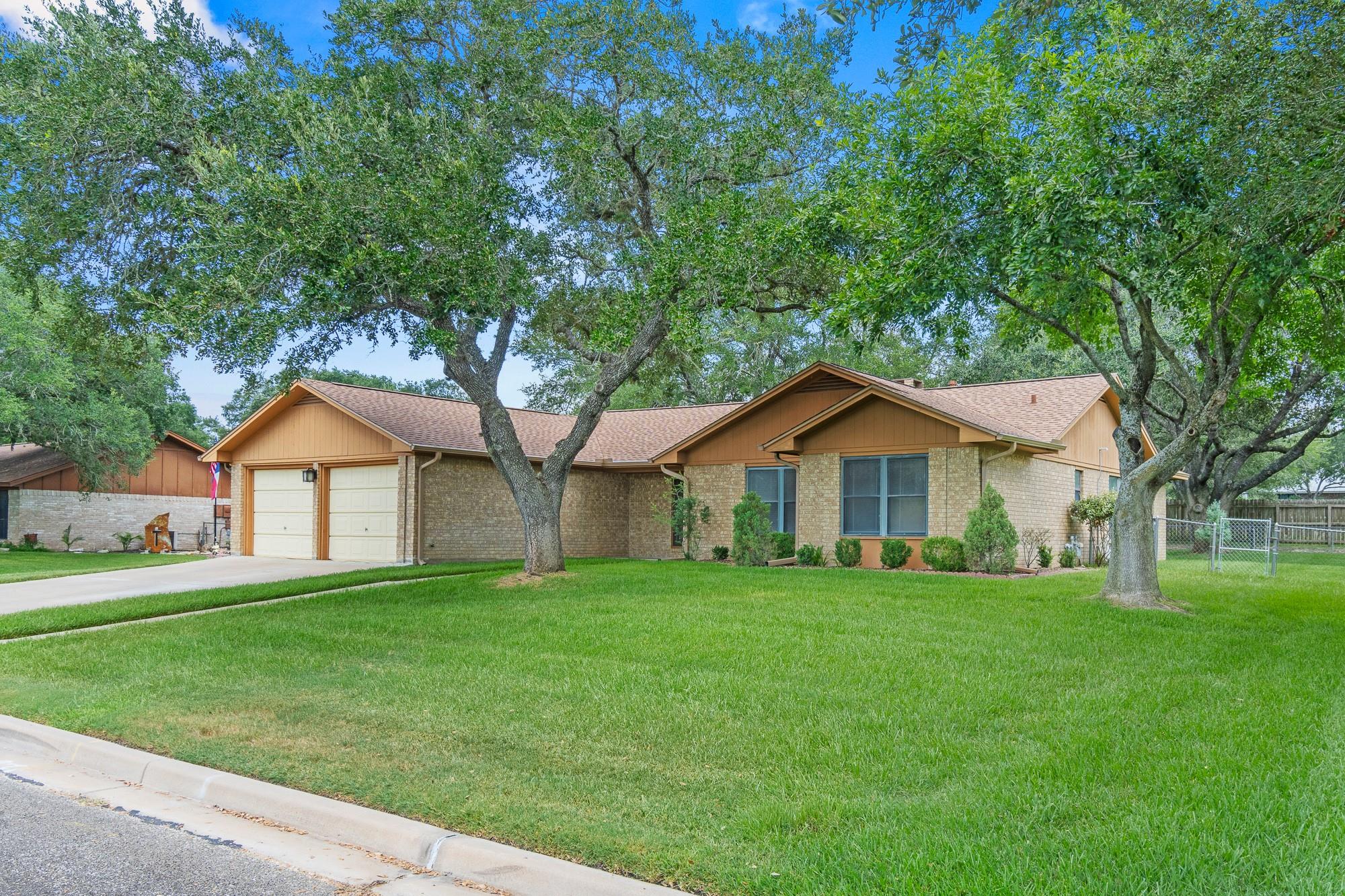 108 Meadow Creek Dr Property Photo 1
