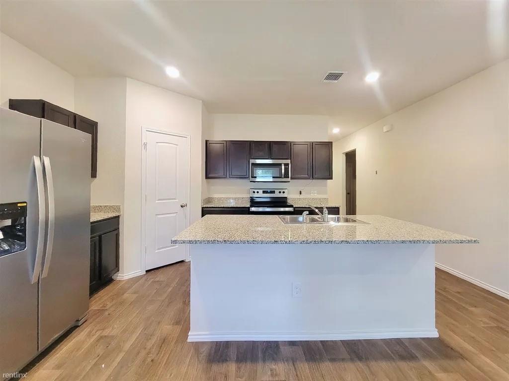 14504 Fitzgibbon Dr Property Photo 3